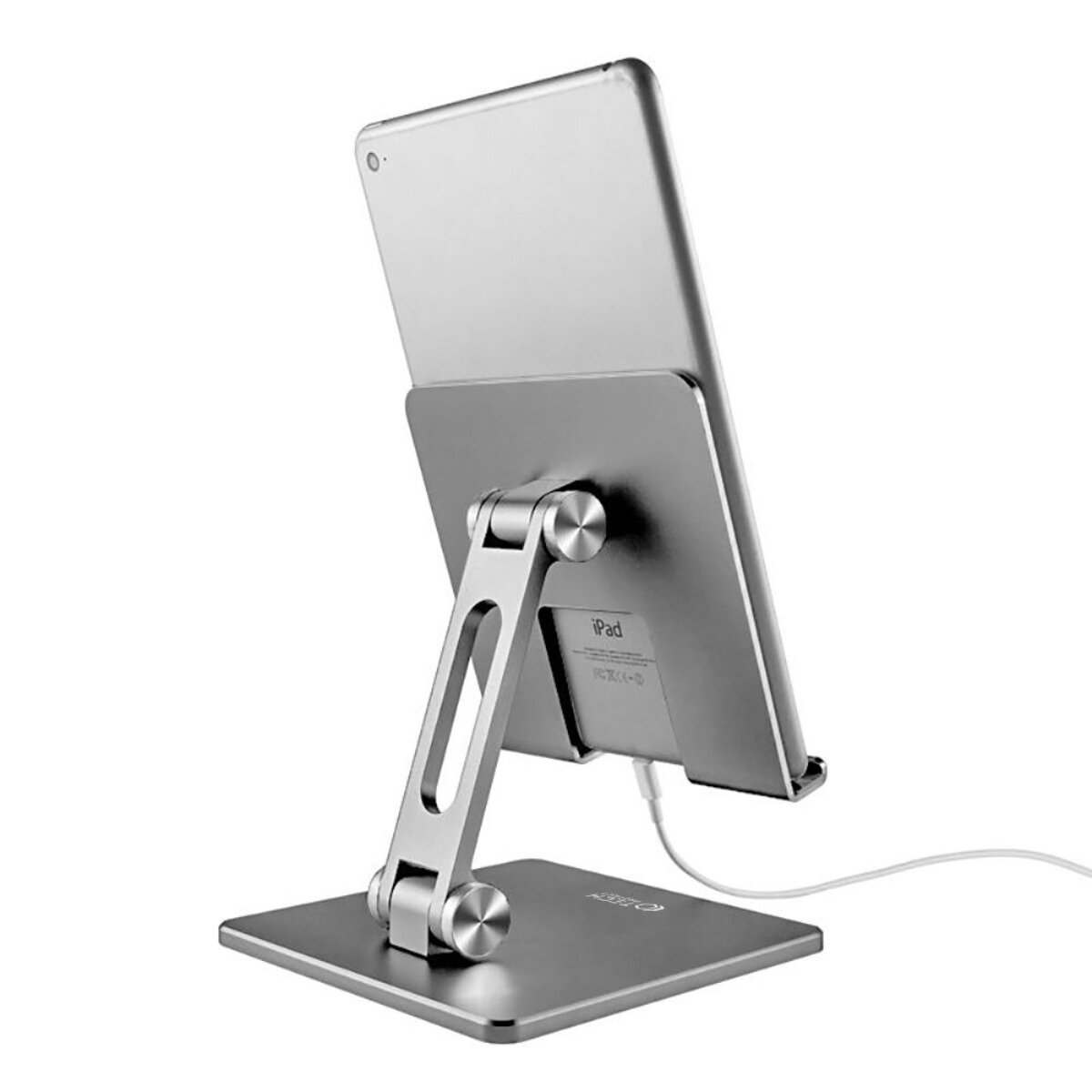 iPad argento su supporto argento con cavo di ricarica.