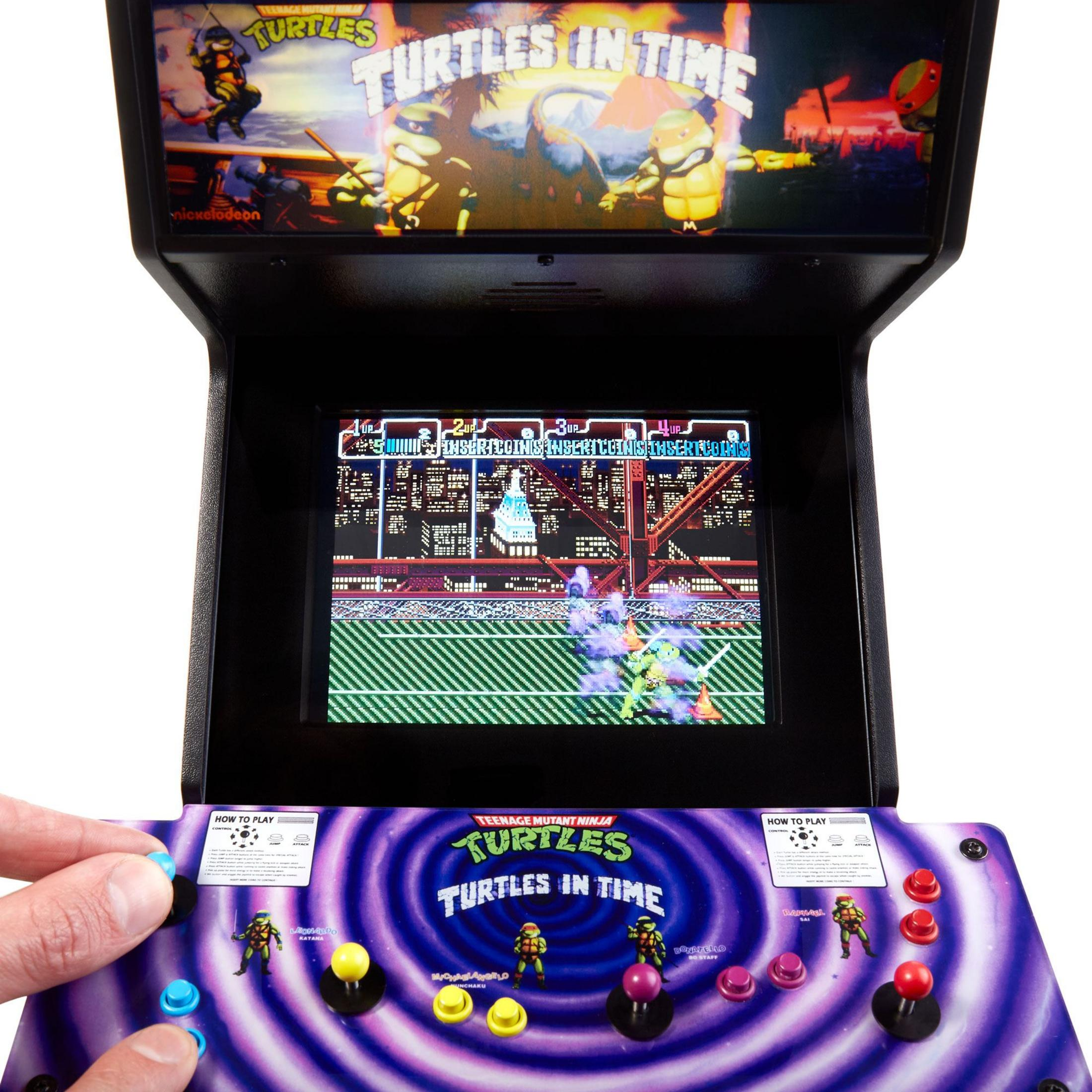 Un cabinato arcade TMNT mostra il gioco "Turtles in Time".