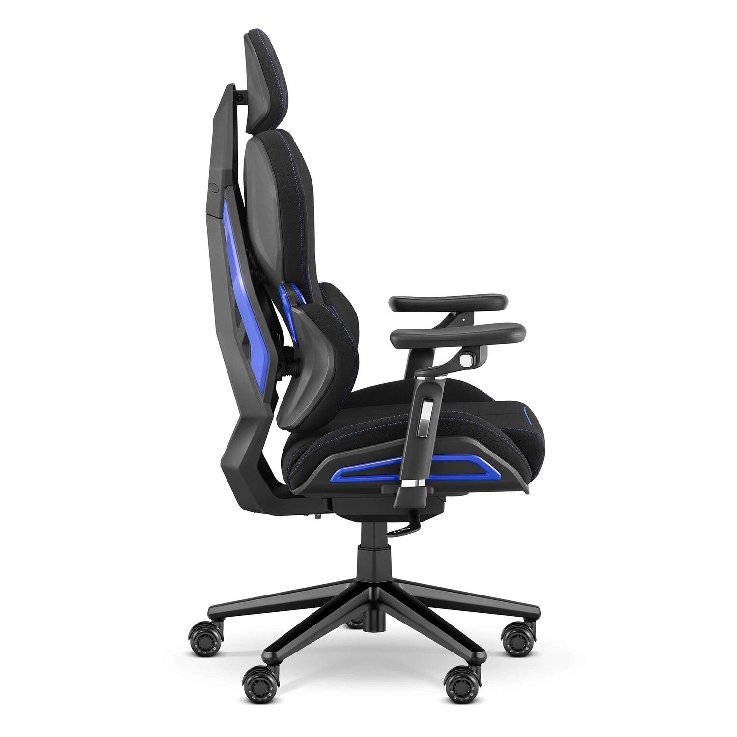 Czarny fotel gamingowy z niebieskimi akcentami, pokazany z boku.