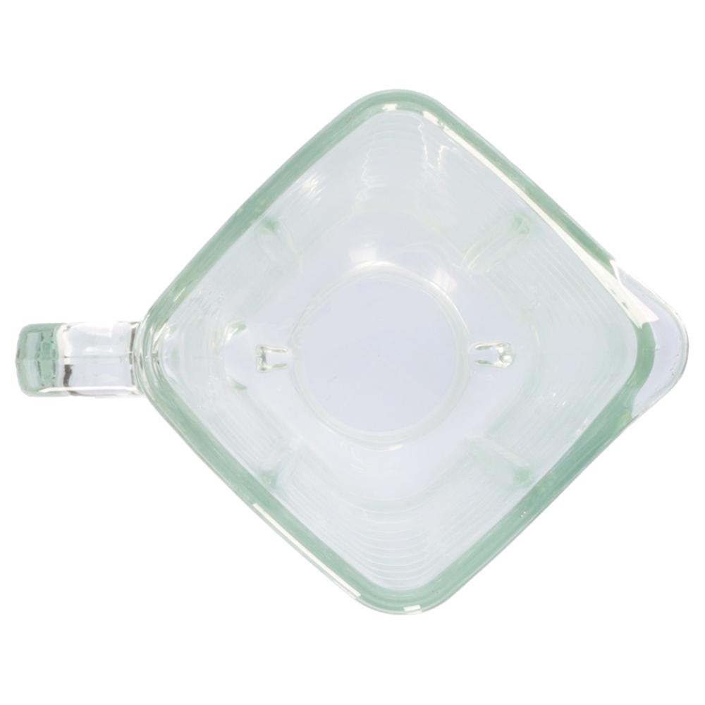 Un recipiente cuadrado de vidrio transparente con un asa.