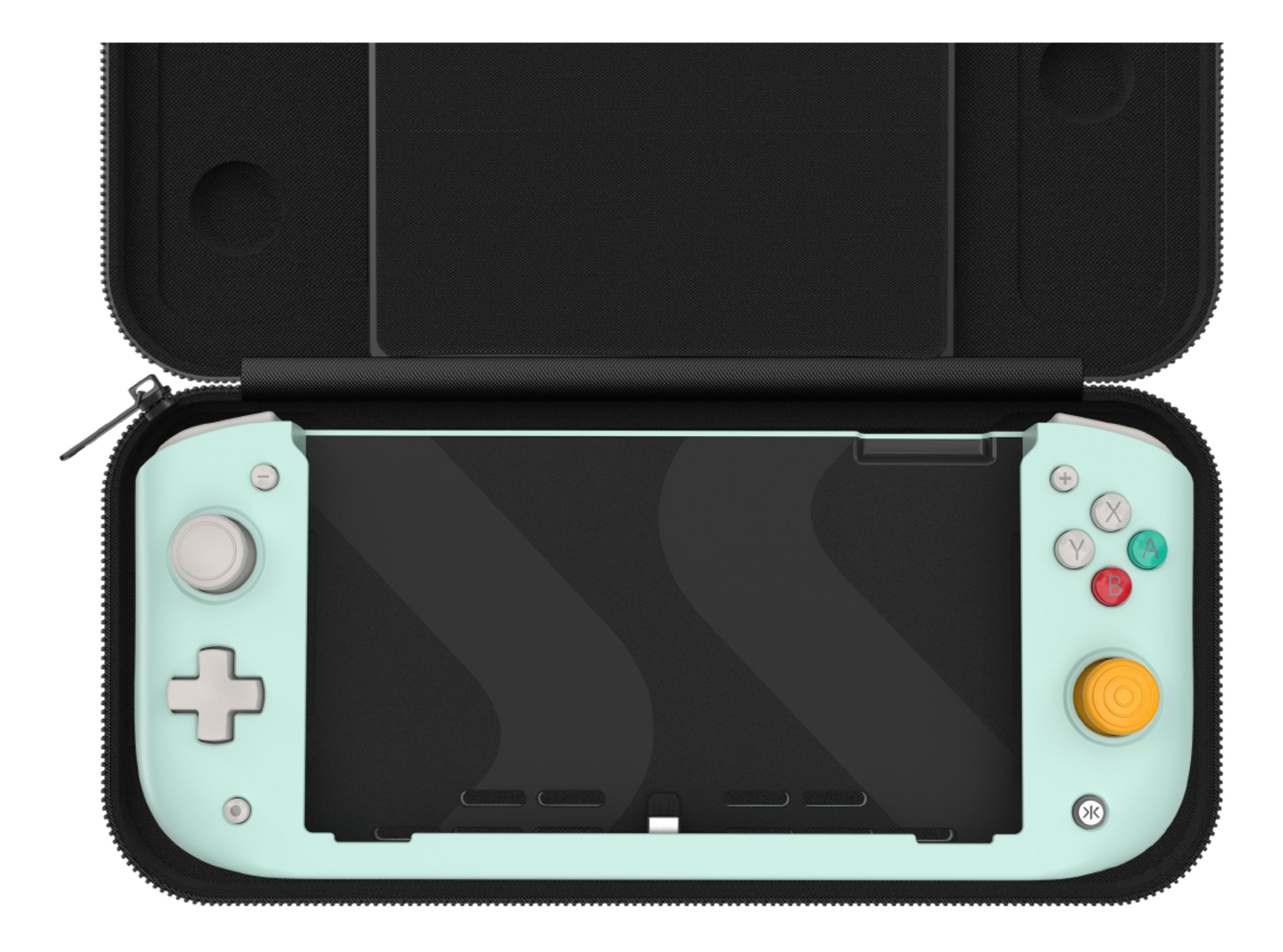 Ein mintgrünes Handheld-Spielgerät liegt in einer schwarzen Tasche.