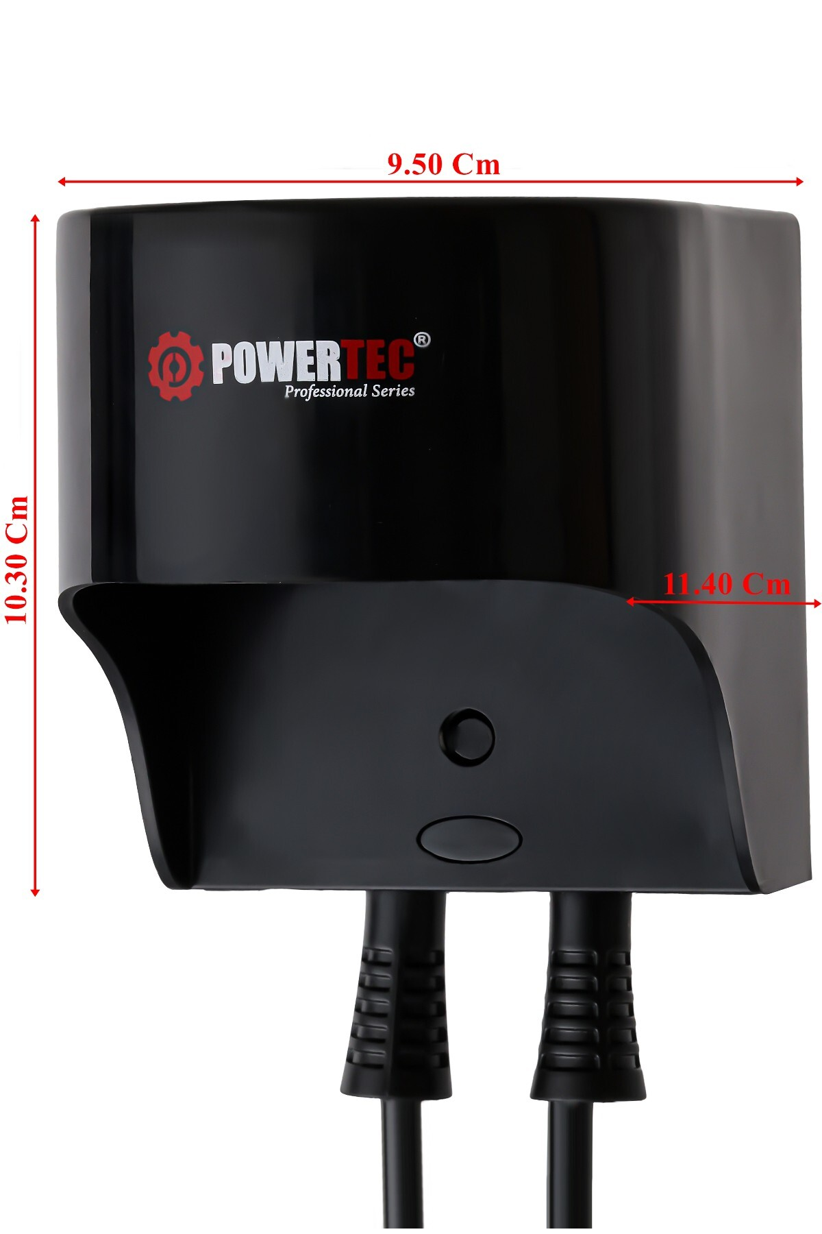 Siyah Powertec adaptör, boyutları 9,5x10,3x11,4 cm.