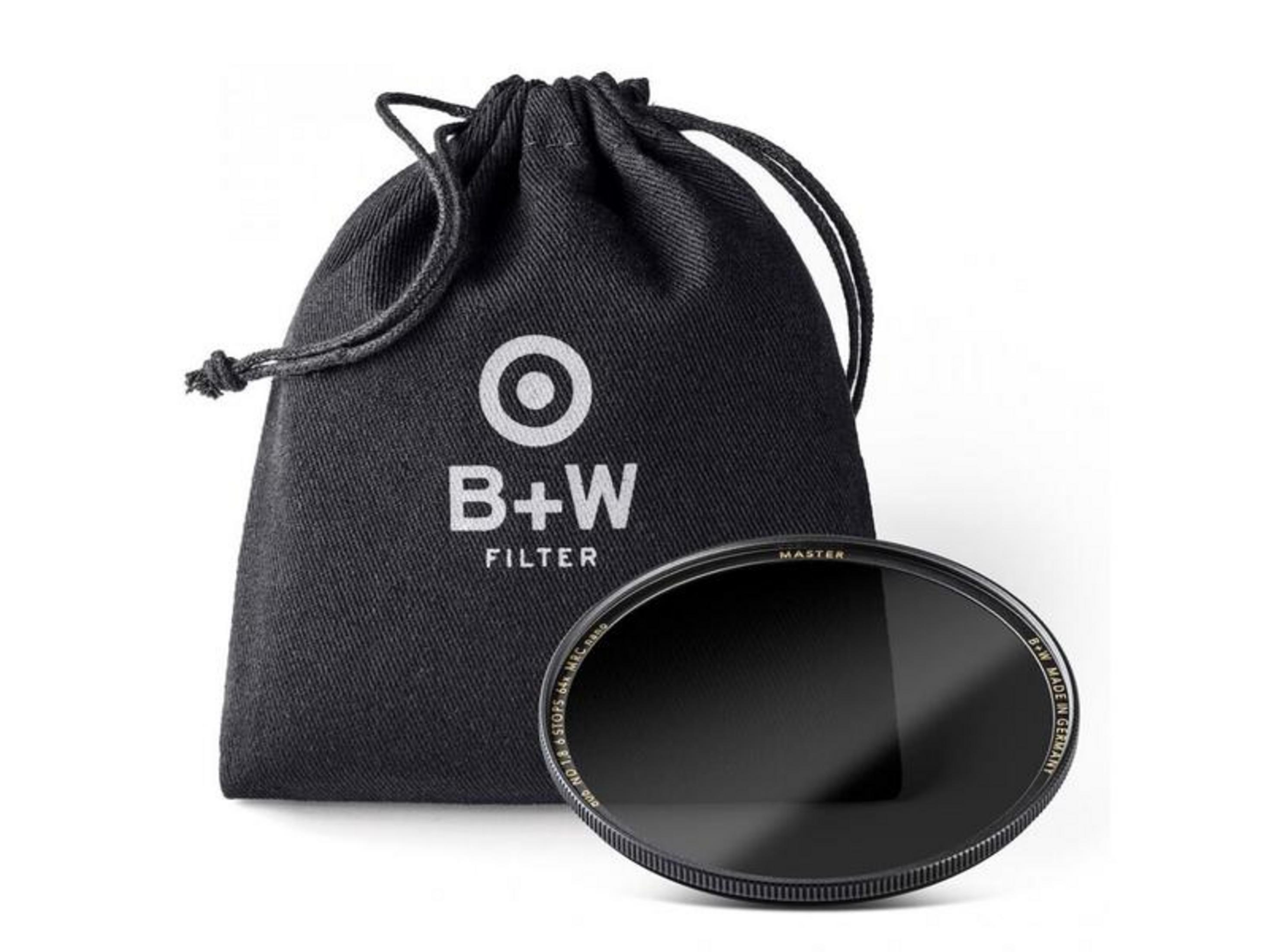 Ein schwarzer Beutel mit B+W Logo und ein runder Graufilter.