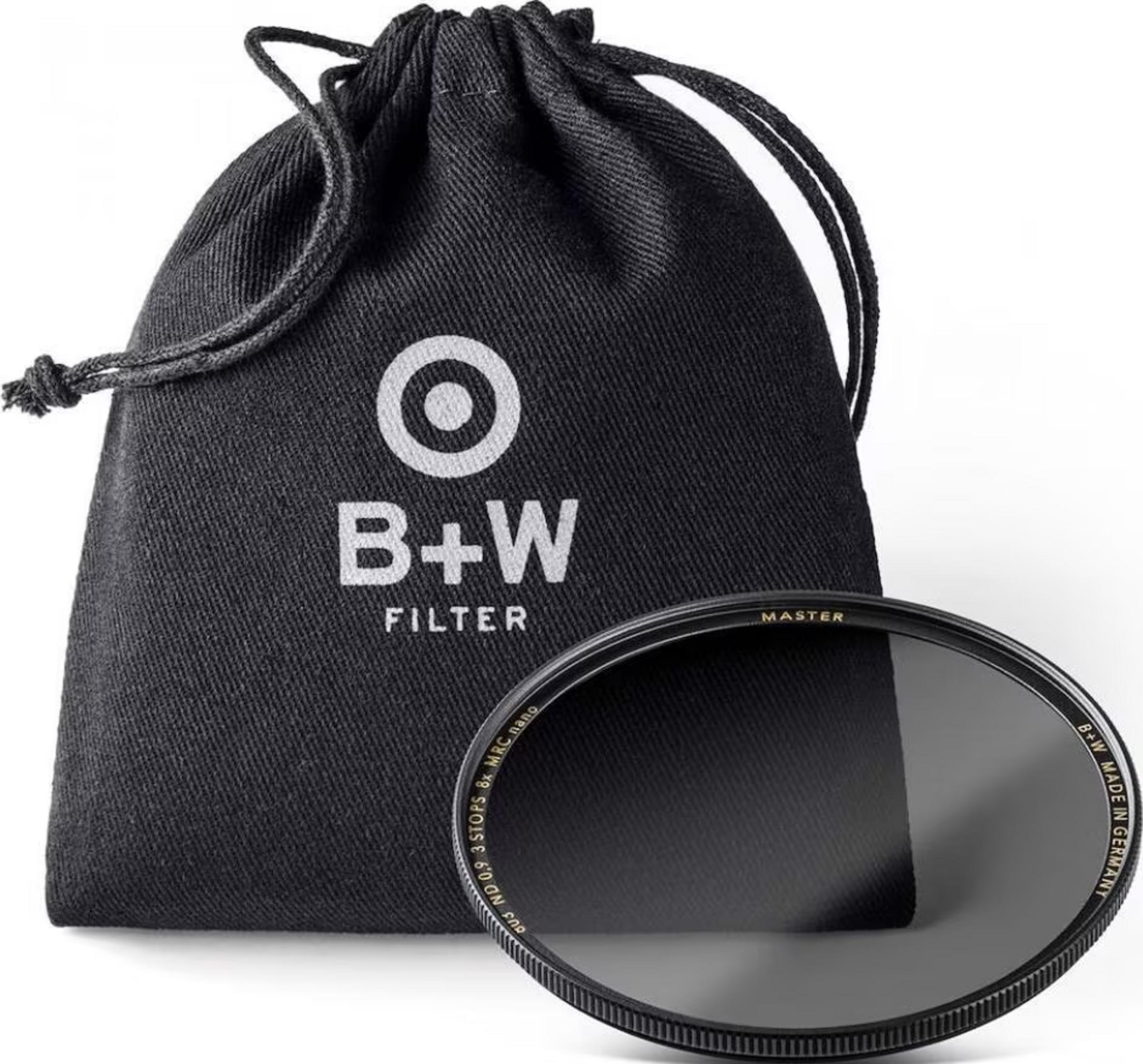 Schwarzer Stoffbeutel mit B+W Logo und einem Objektivfilter Daneben.