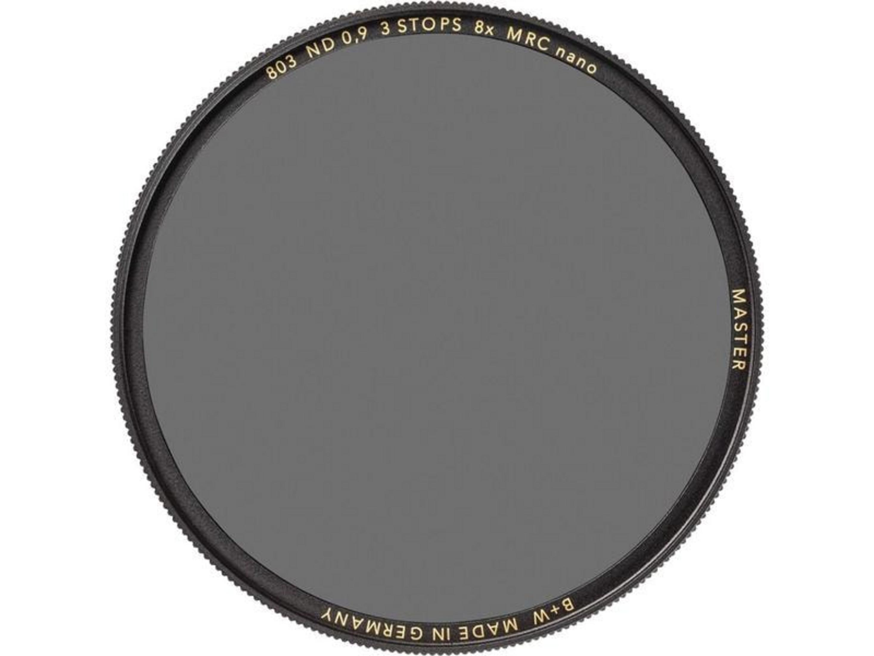 Grauer Kamerafilter mit Beschriftung: 803 ND 0,9 3 STOPS 8x MRC nano MASTER B+W MADE IN GERMANY.