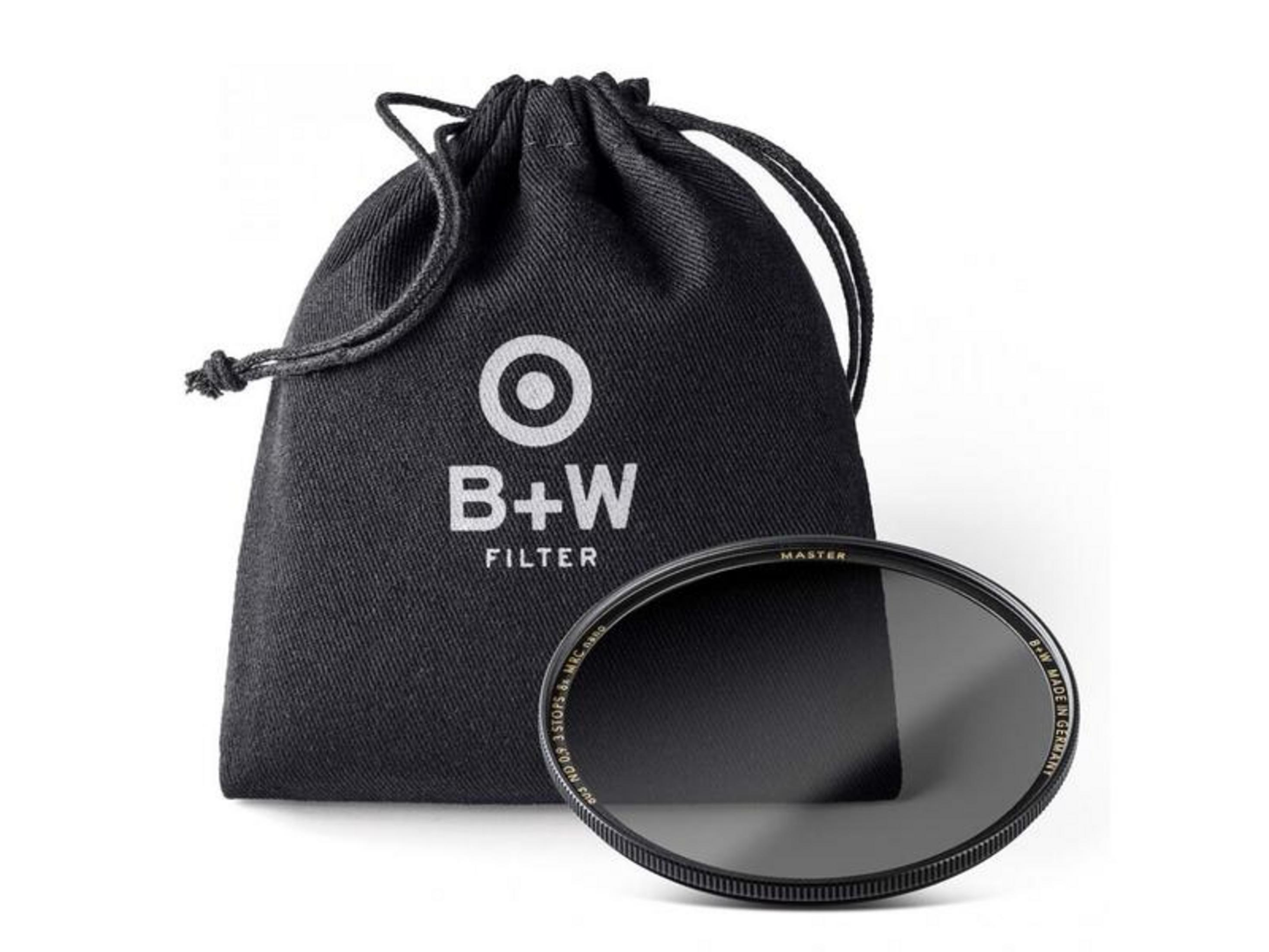 Ein schwarzer Beutel mit B+W Logo und ein ND-Filter daneben.