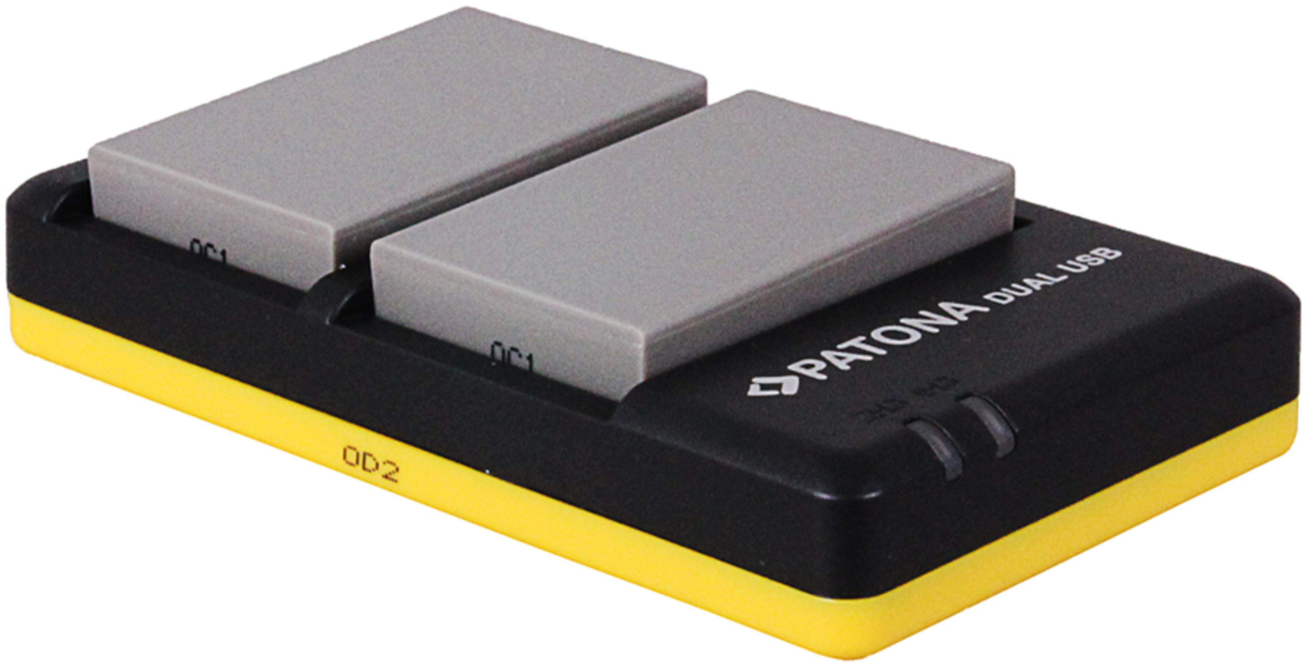 Un caricabatterie nero con bordo giallo e due batterie grigie.