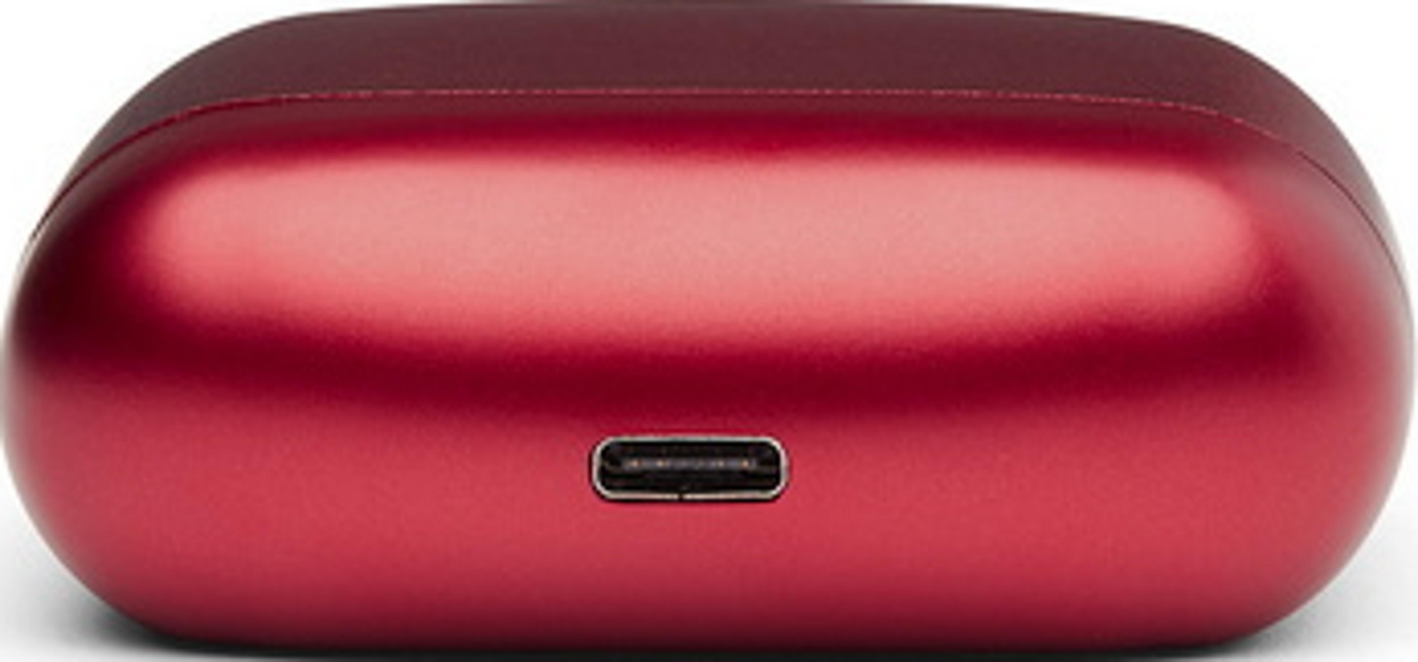 Rotes Ladeetui für Kopfhörer mit USB-C-Anschluss.