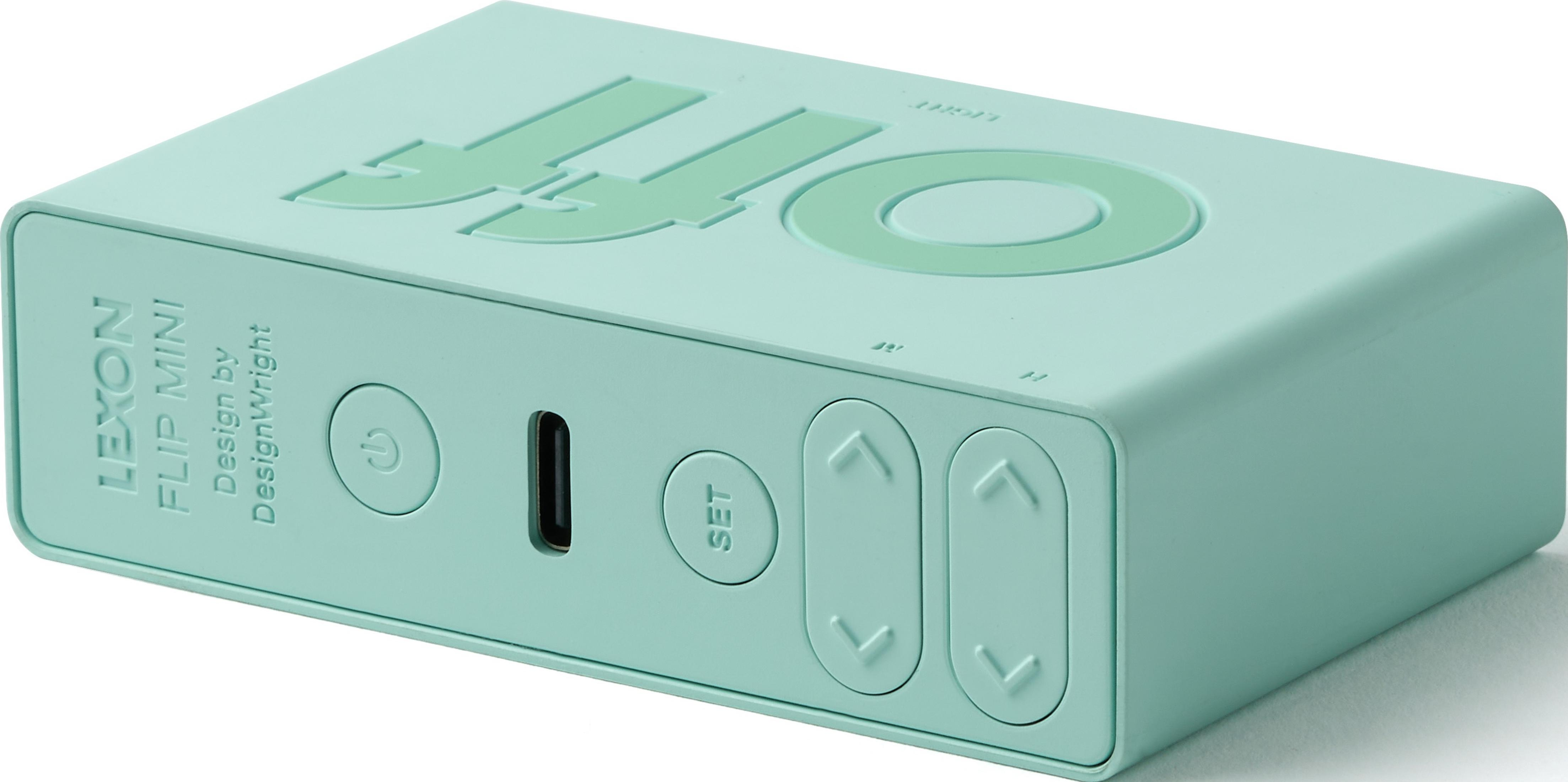 Ein hellgrünes Lexon Flip Mini Gerät mit Tasten und USB-C-Anschluss.