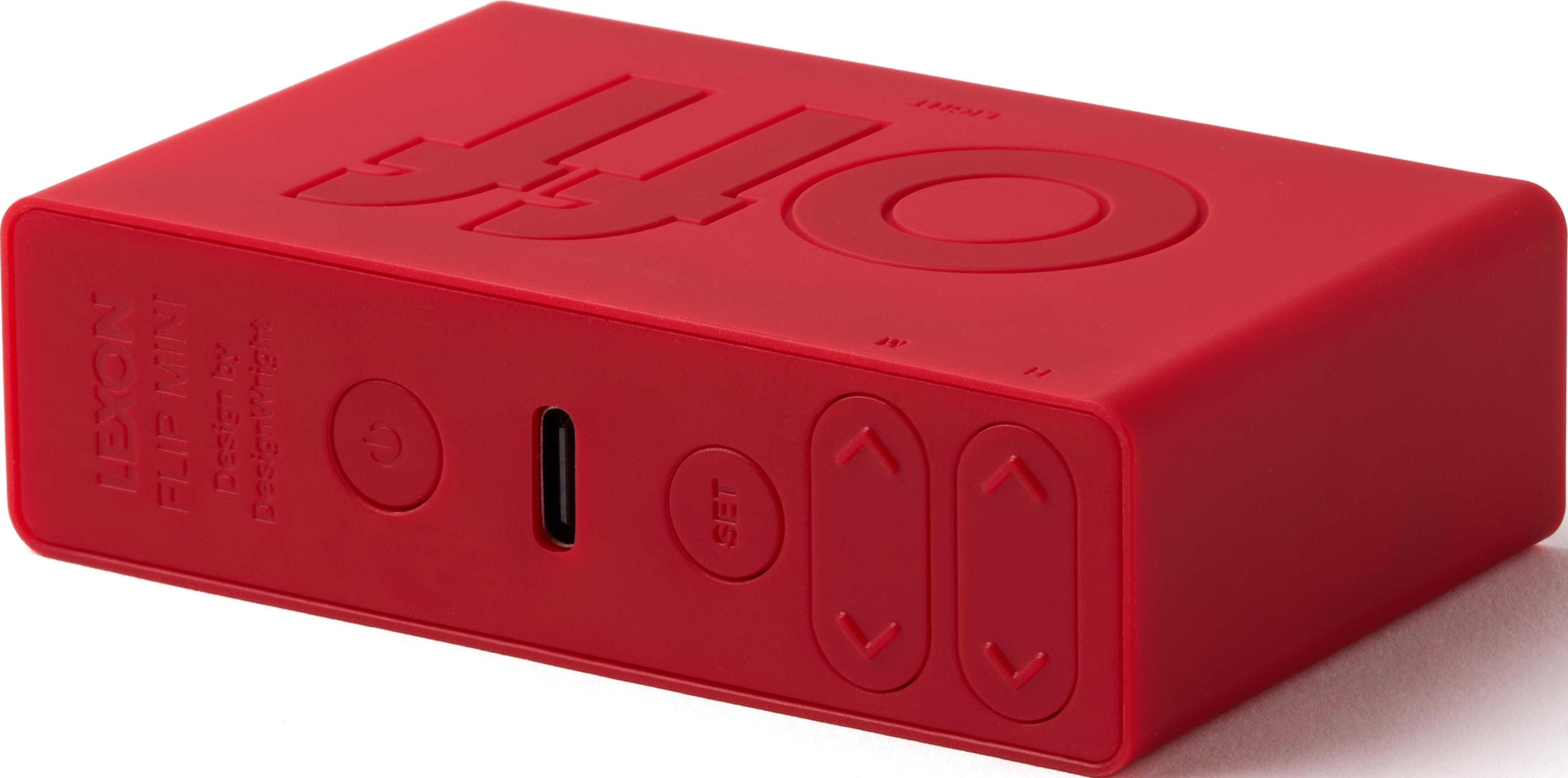 Ein roter, rechteckiger Lautsprecher mit Tasten und einem USB-C-Anschluss.