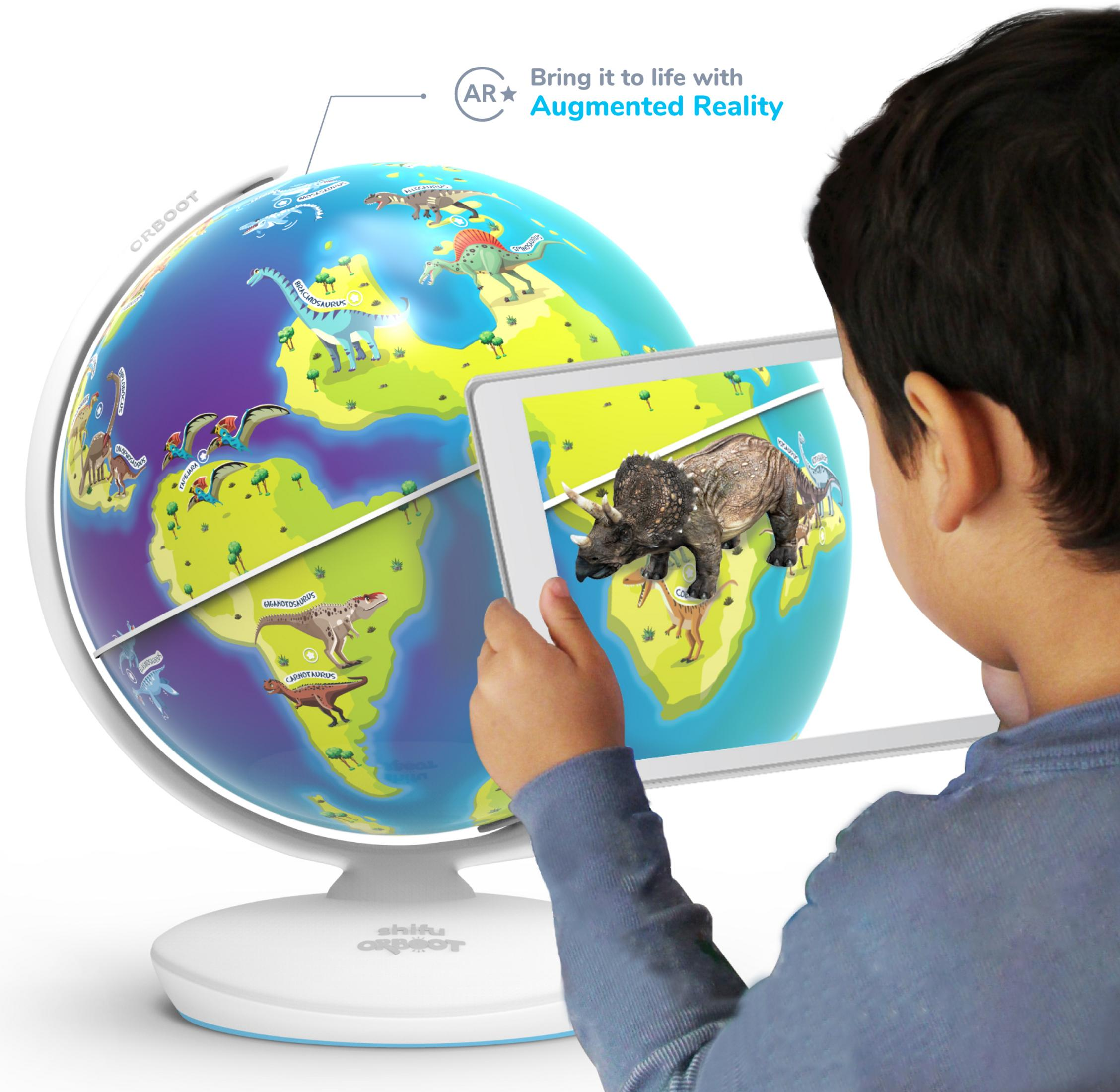 Un bambino usa un tablet per esplorare un globo con dinosauri e realtà aumentata.