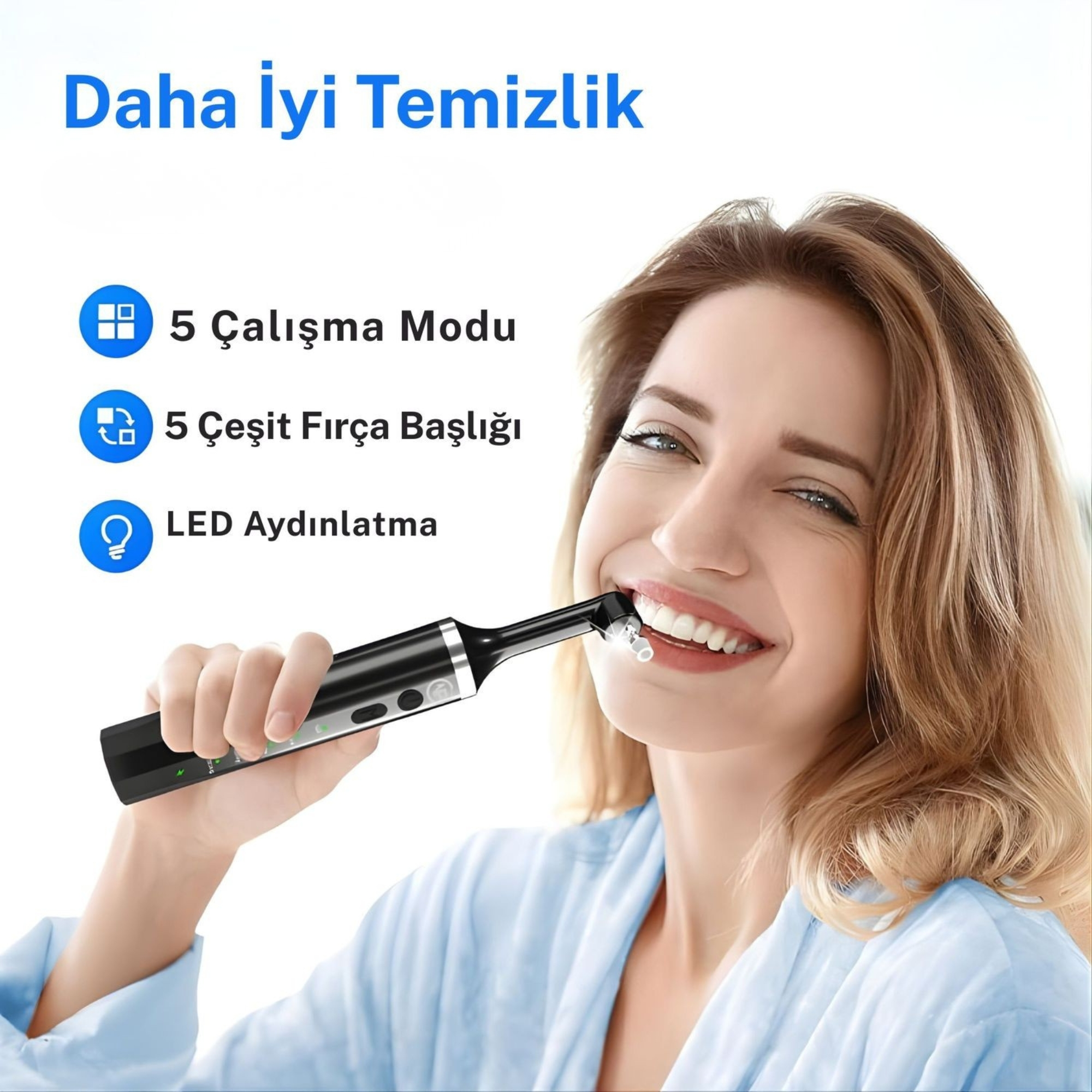 Kadın, 5 modlu elektrikli diş fırçasıyla dişlerini fırçalıyor.