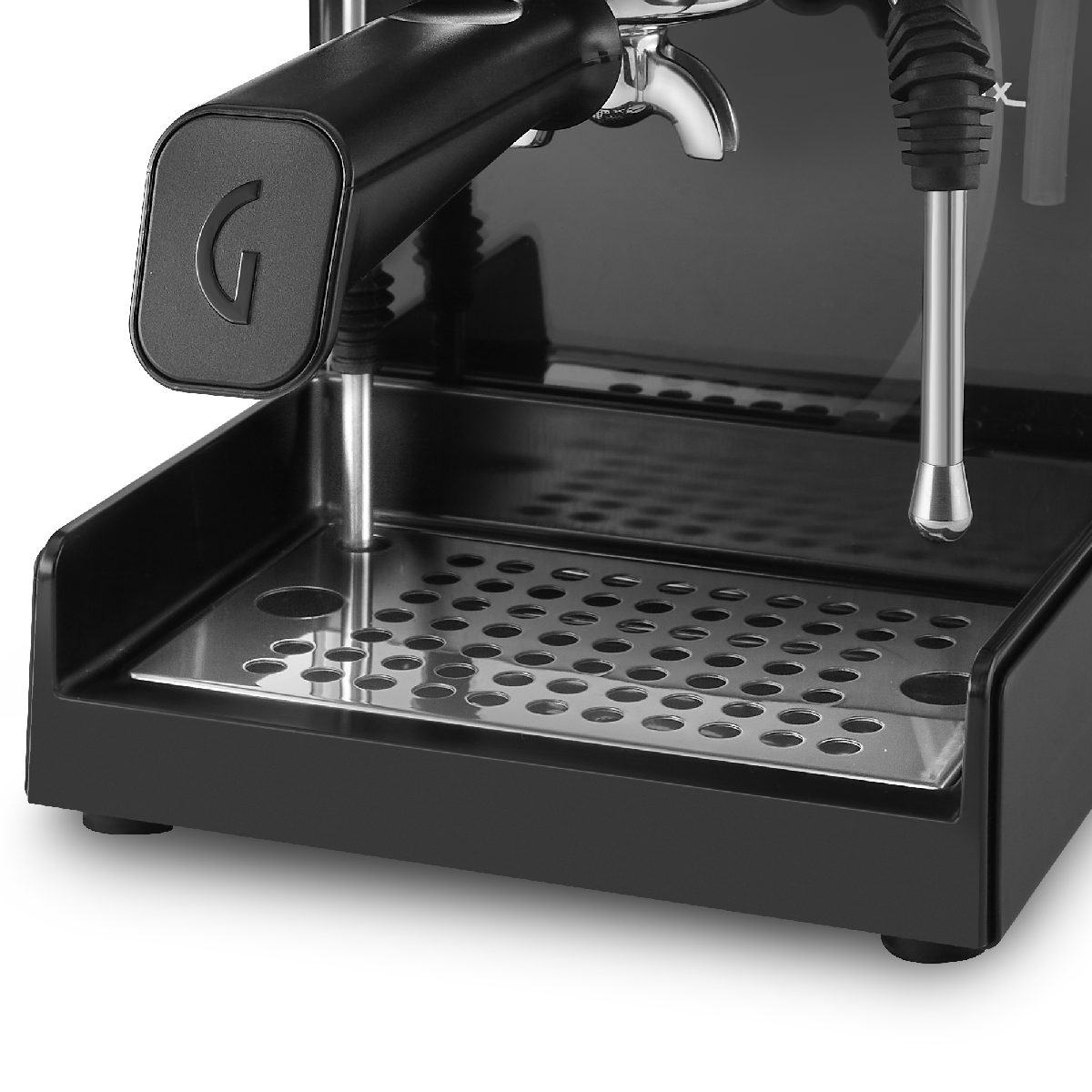 Nahaufnahme einer schwarzen Espressomaschine mit Tropfschale und Dampfdüse.