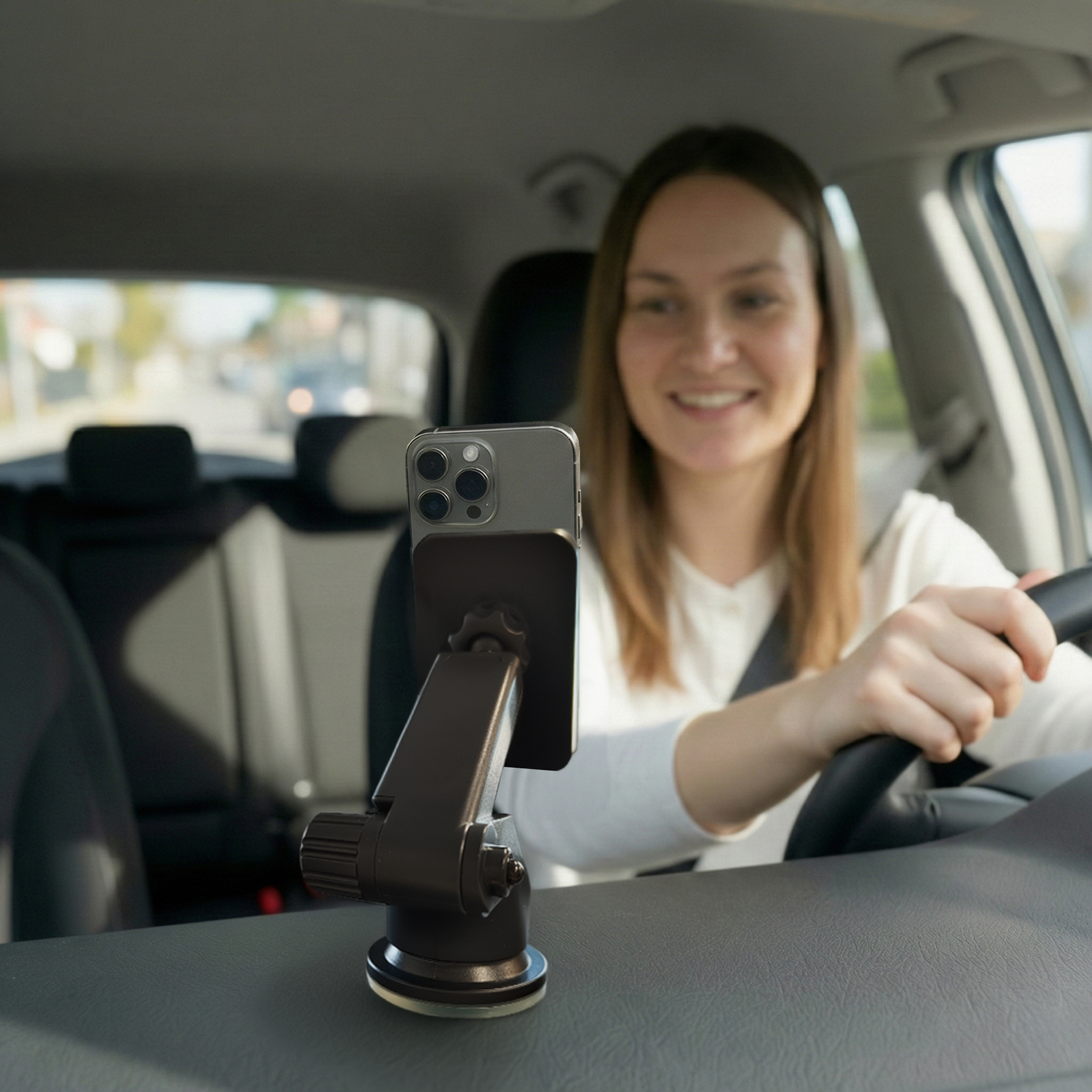 Une femme conduit une voiture avec un support de téléphone sur le tableau de bord.