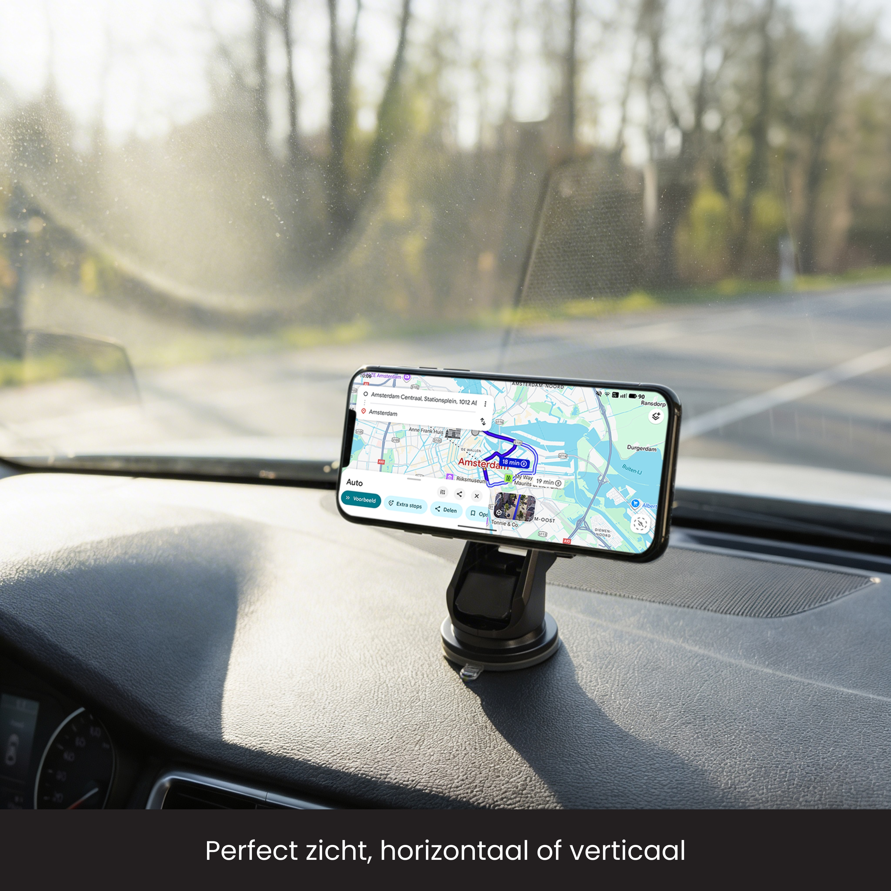 Un smartphone avec une application de navigation est monté sur le tableau de bord d'une voiture.
