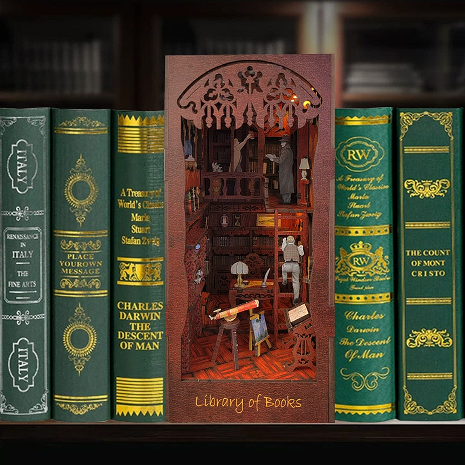 Un diorama a forma di libro con figure in miniatura su uno scaffale.