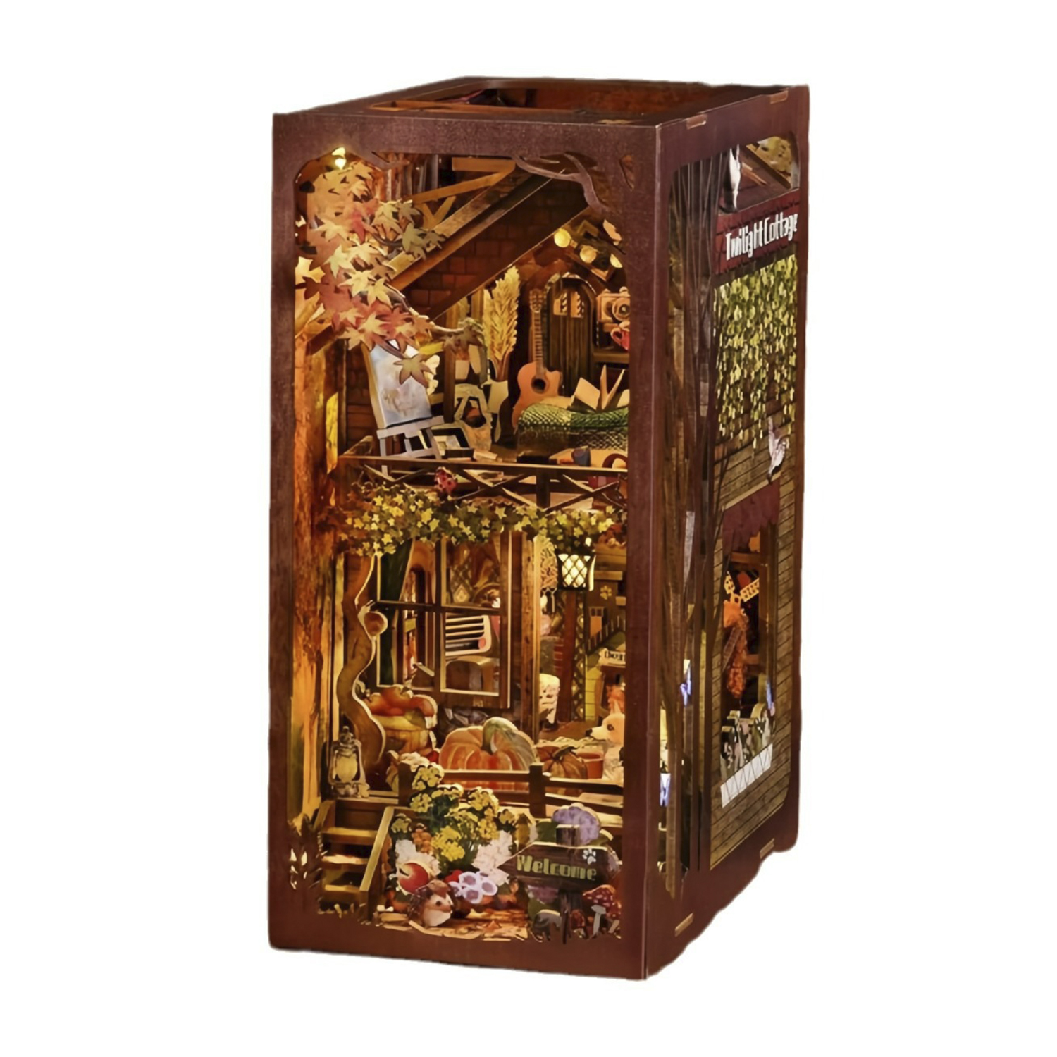 Dettagliata casa in miniatura di legno con foglie autunnali, chitarra e cartello di benvenuto.