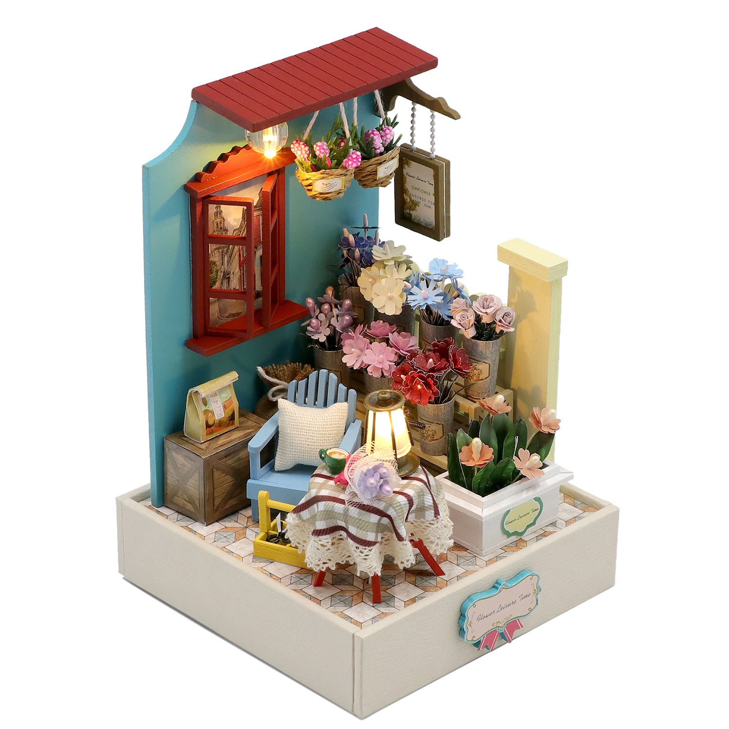 Negozio di fiori in miniatura con area salotto, lampada, fiori e decorazioni.