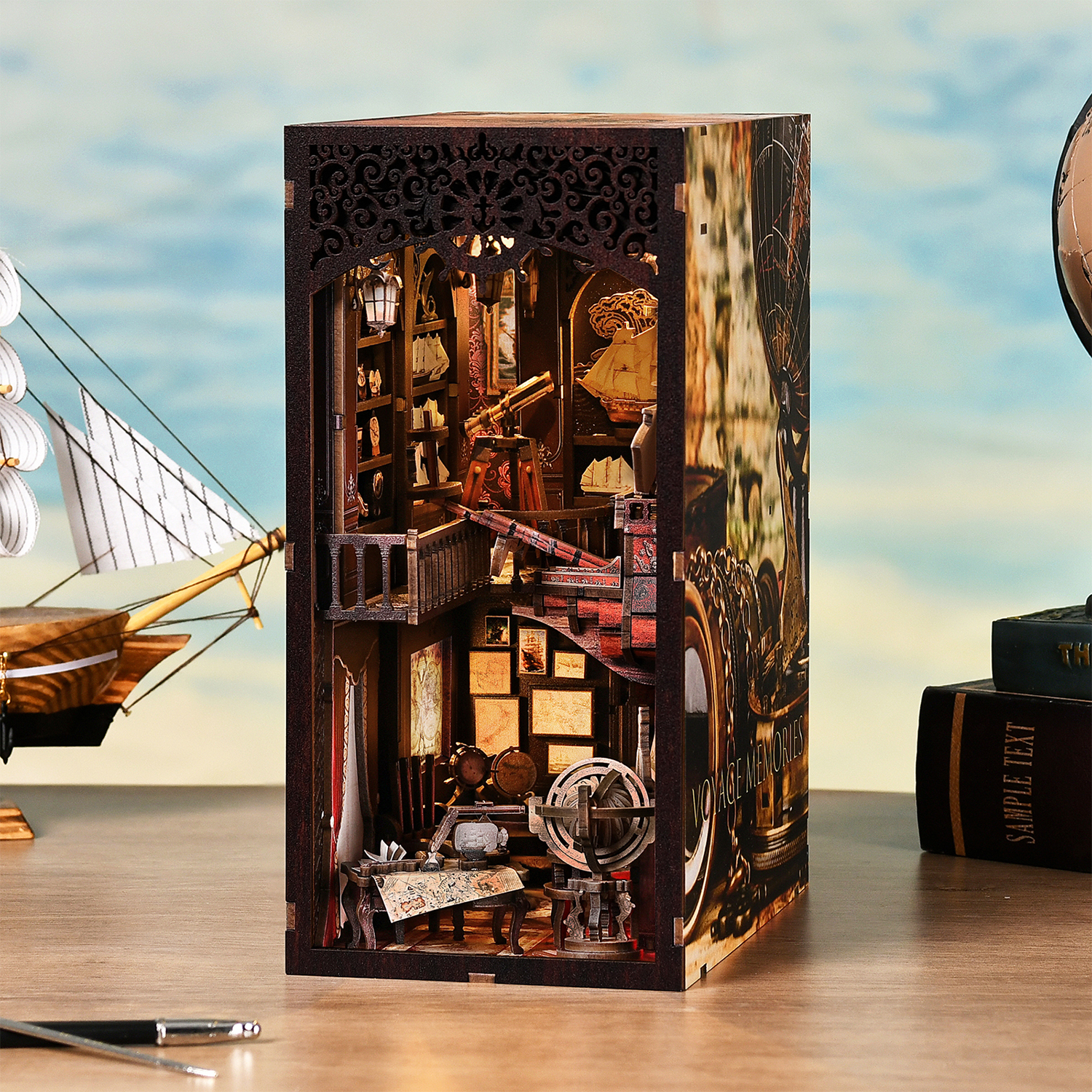 Libreria miniatura con dettagli nautici, barca a vela e globo.