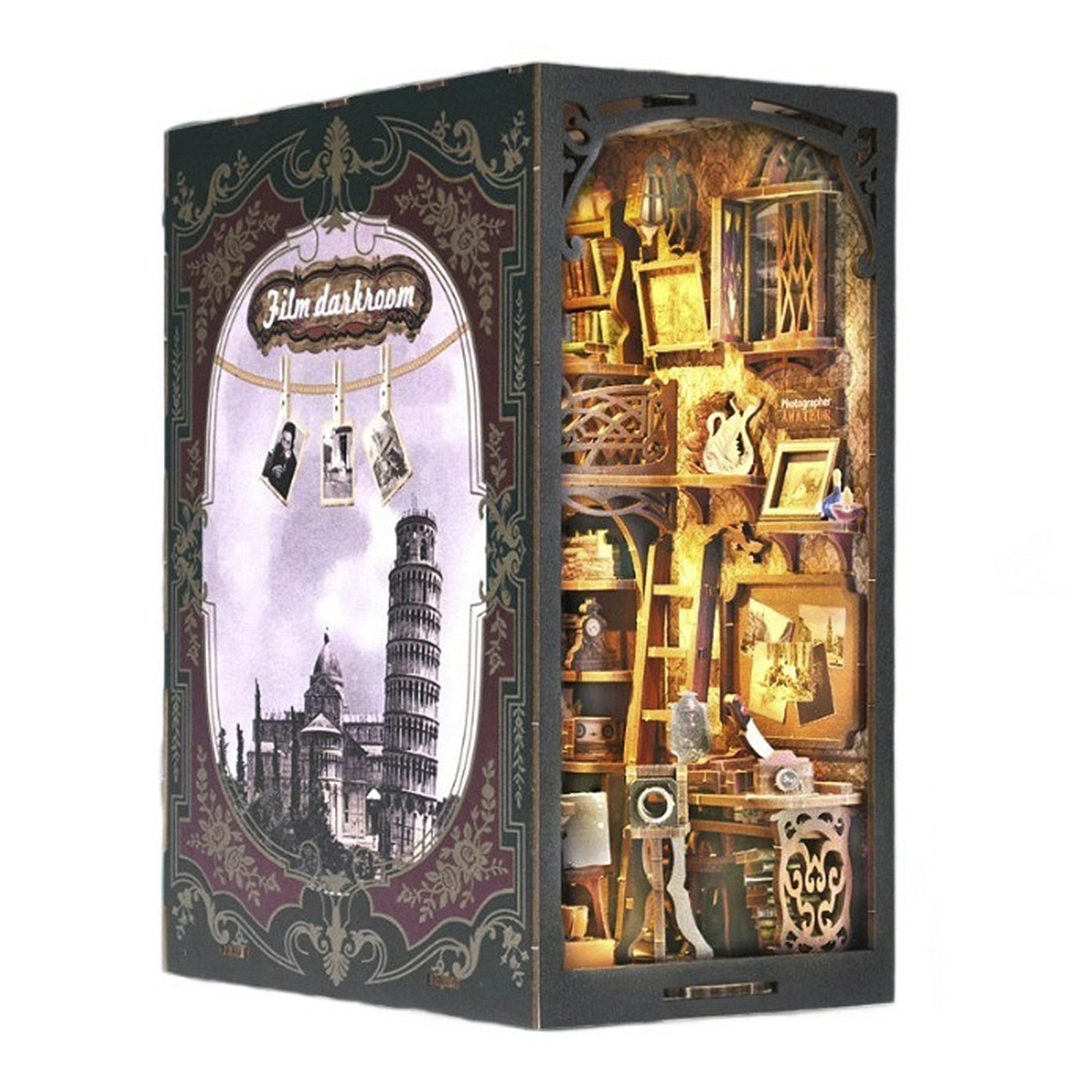 Un diorama con imagen de la Torre de Pisa y un interior de estudio fotográfico.