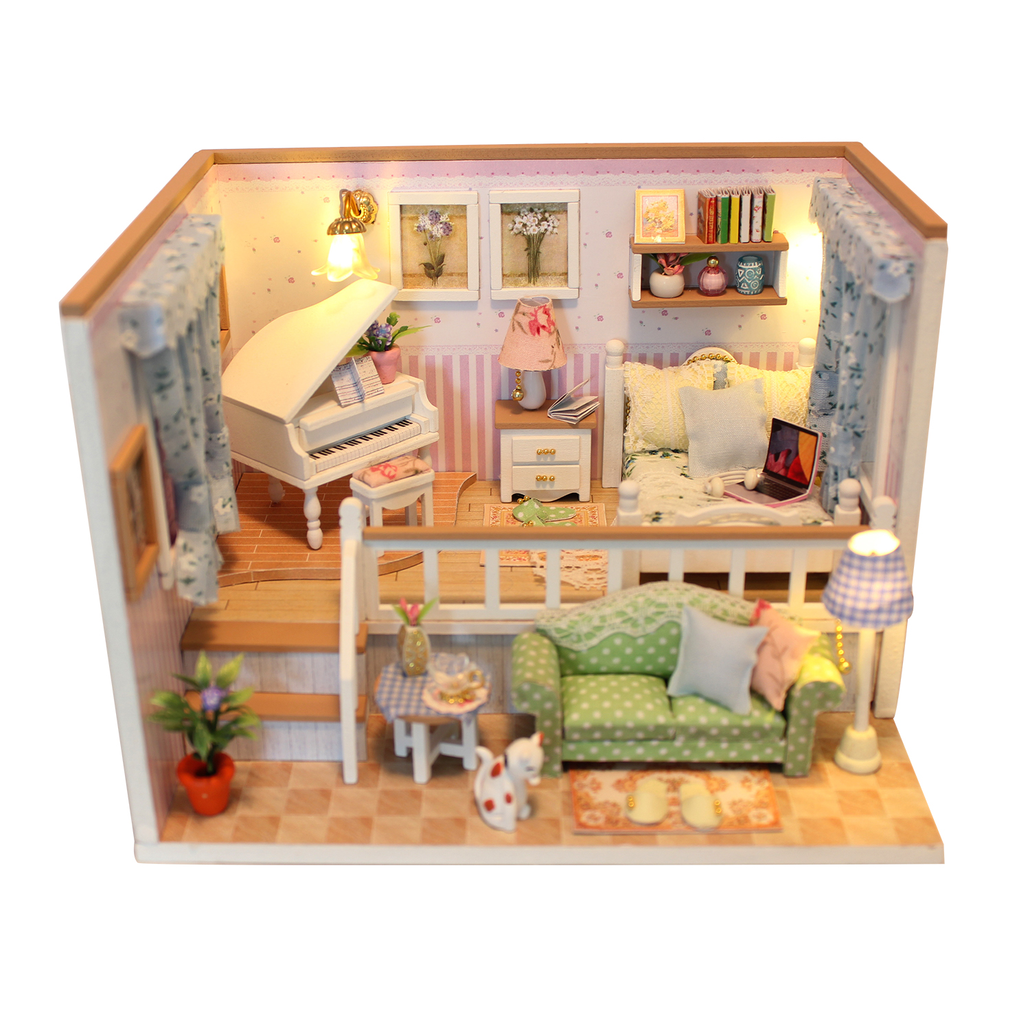 Spazio abitativo in miniatura con pianoforte, letto, divano e piante. Illuminazione accogliente.