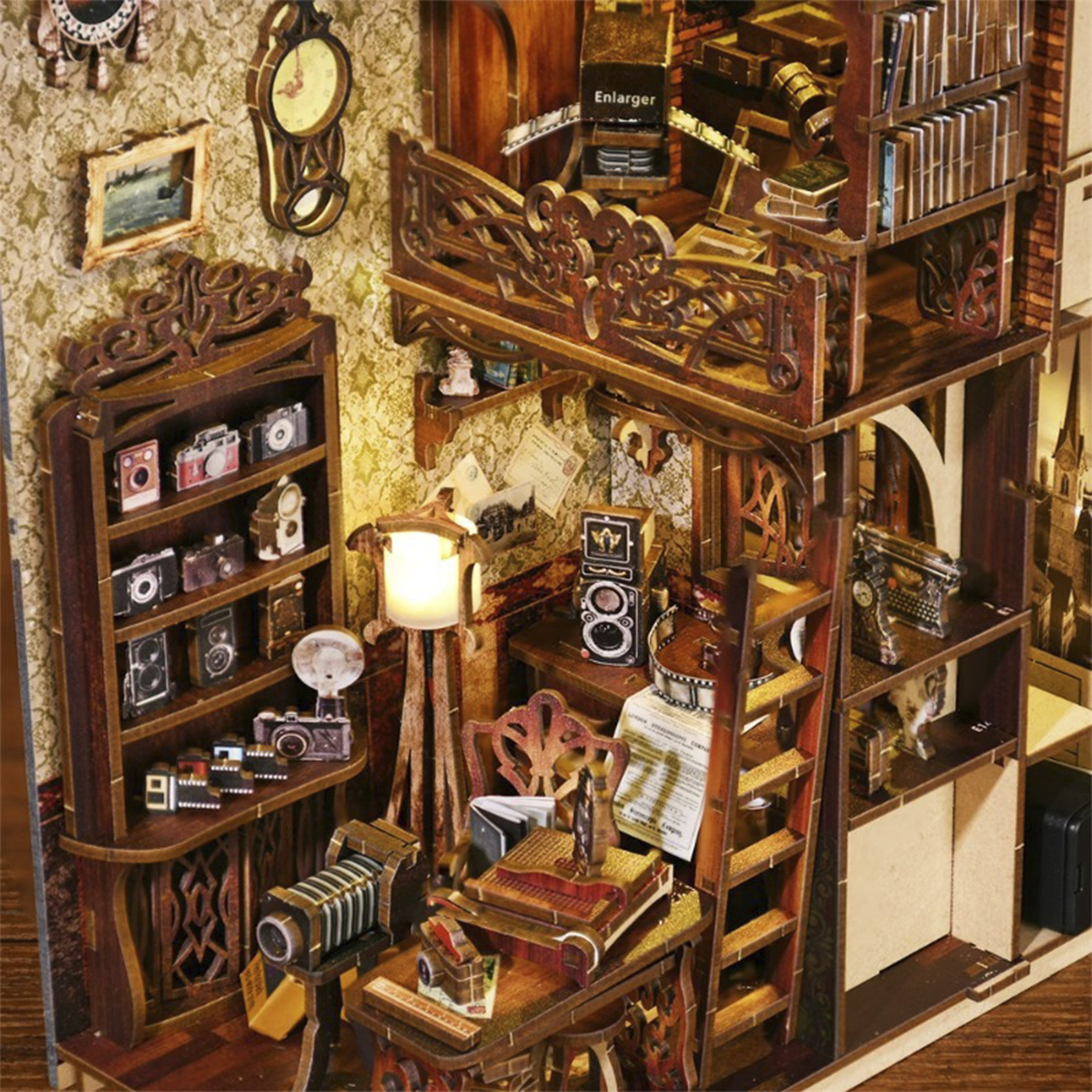 Un detallado modelo de casa de muñecas con cámaras vintage, libros y muebles.