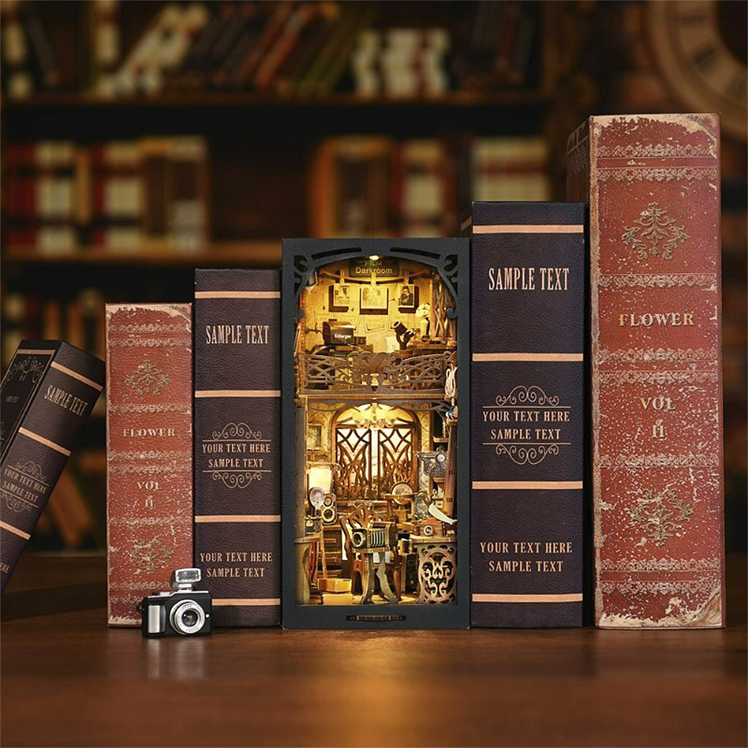 Miniatura de rincón de libros con cámara, sobre un fondo de estantería.