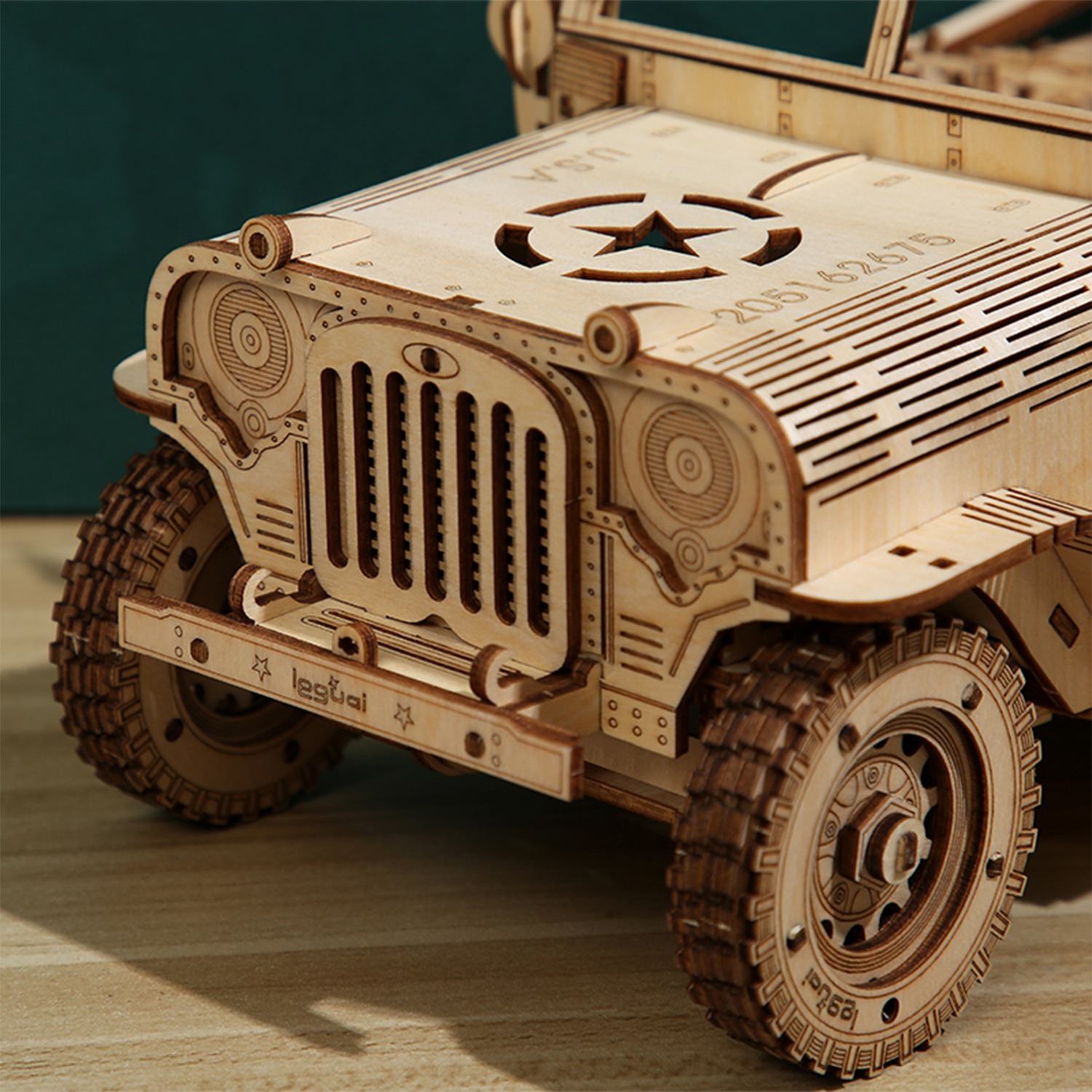 Un jeep modello in legno con stemma a stella e numero sul cofano.