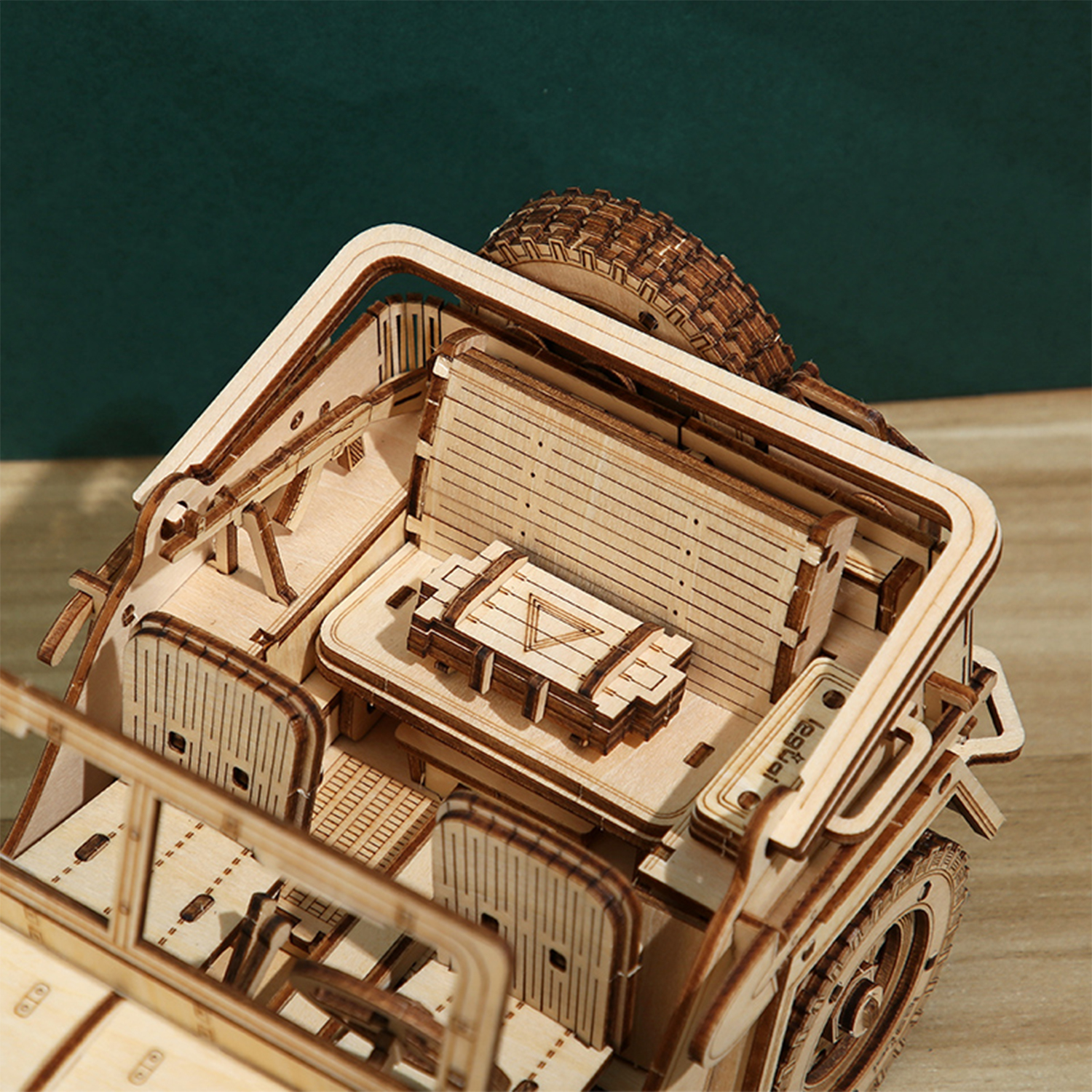 Una jeep modello in legno con dettagli interni. La ruota di scorta è sul retro.