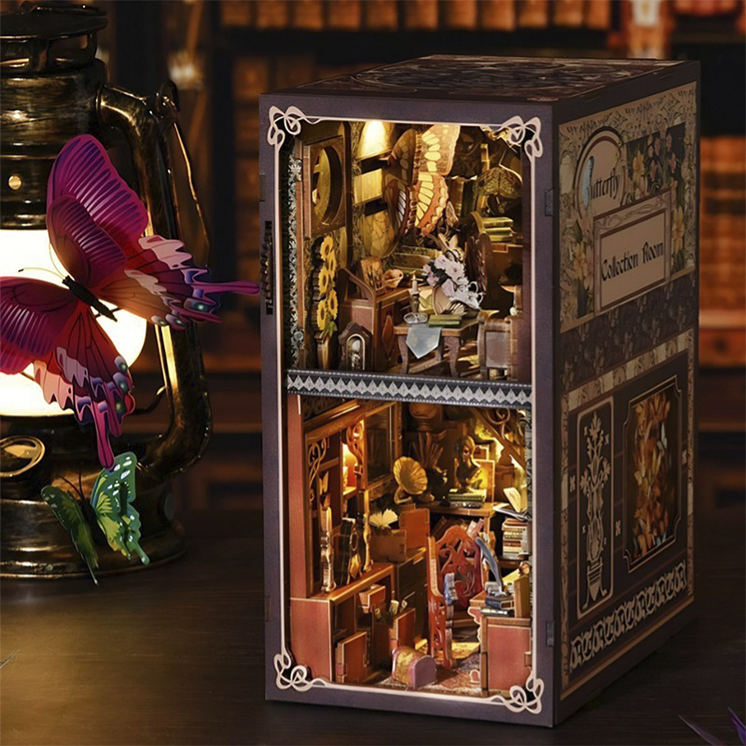 Una scatola stanza in miniatura dettagliata con farfalle e librerie, interni illuminati.