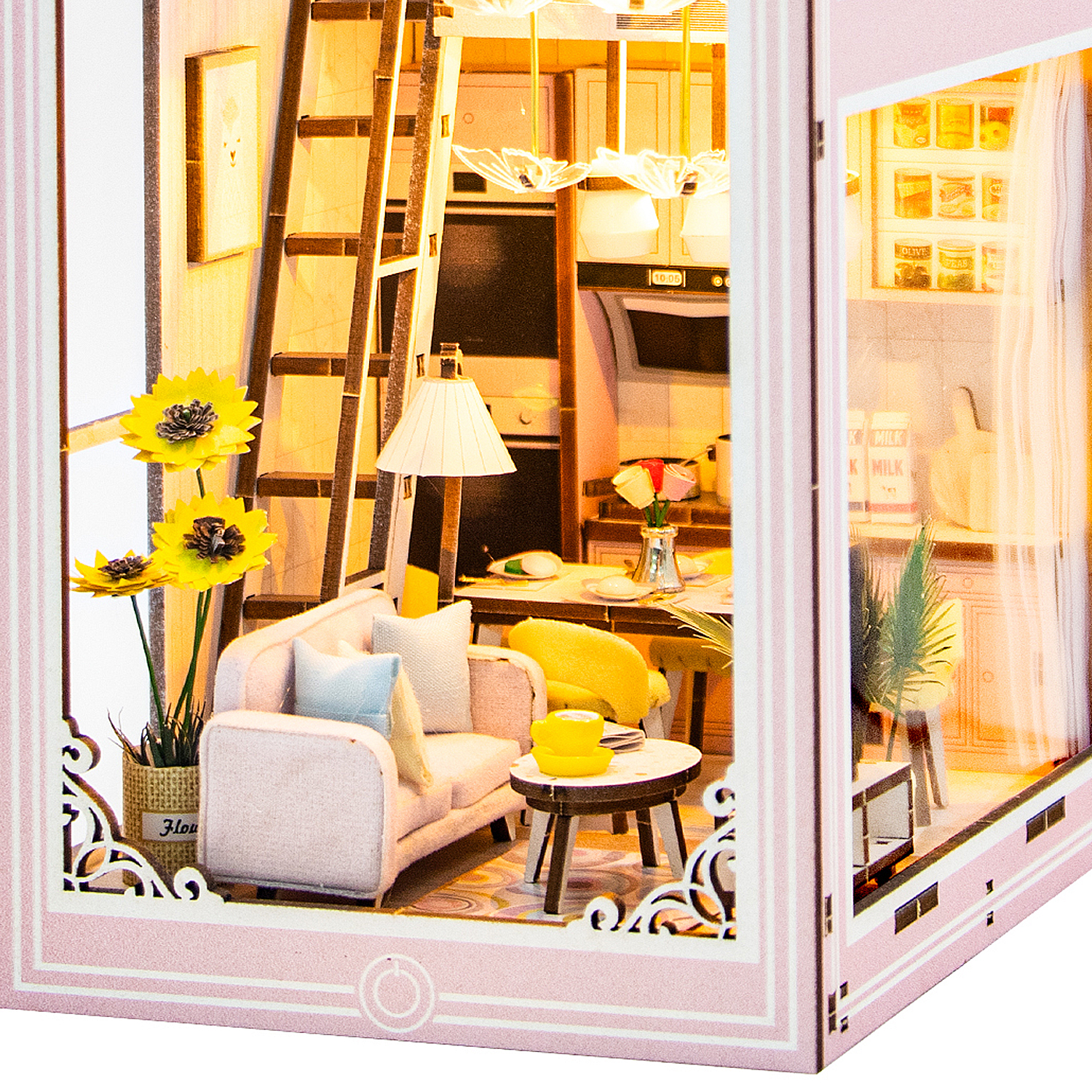 Un soggiorno e una cucina in miniatura rosa con divano, tavolo, scala e scaffali.