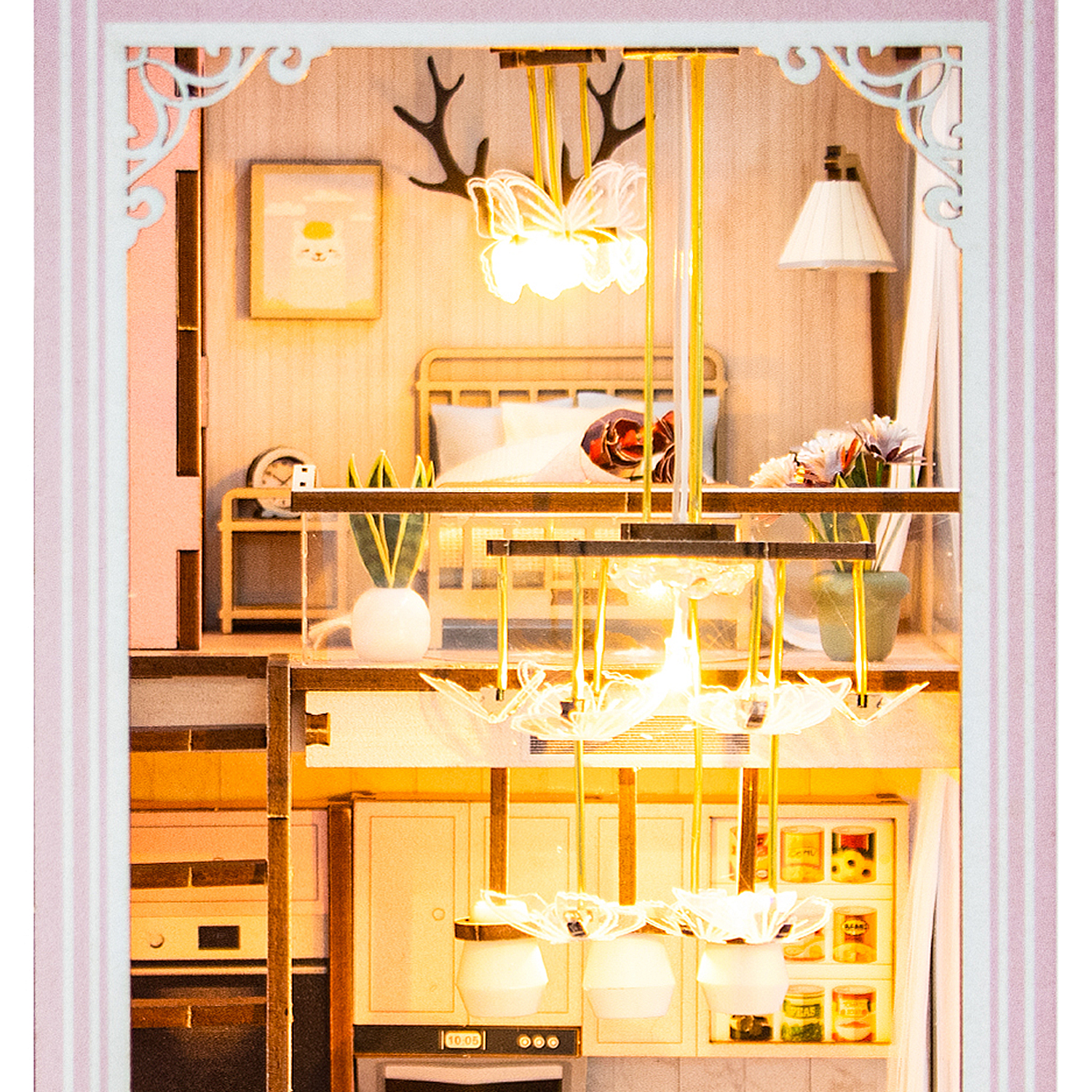 Camera da letto e cucina in miniatura con letto, lampada, fiori e mobili.