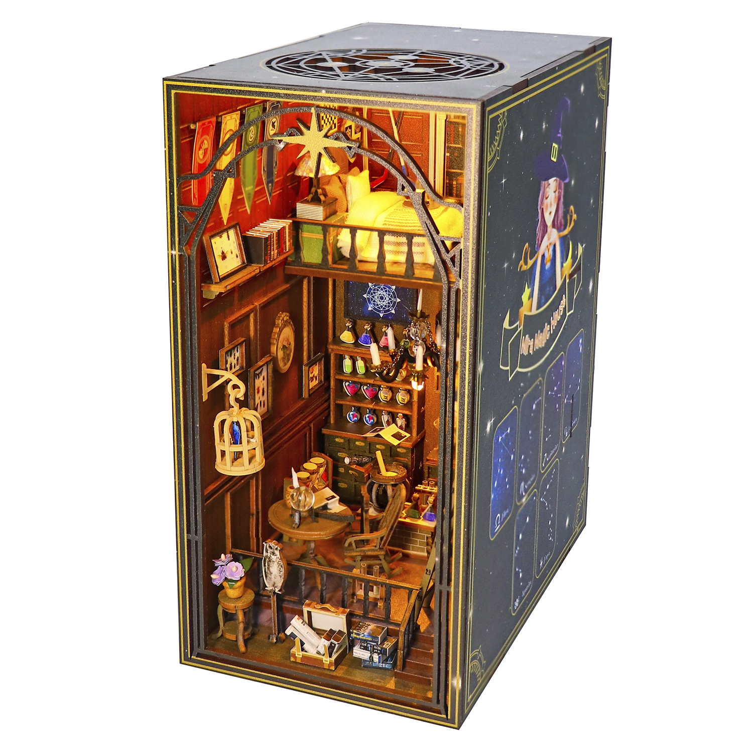 Casa in miniatura a tema mago, allestita come laboratorio di alchimia con molti dettagli.