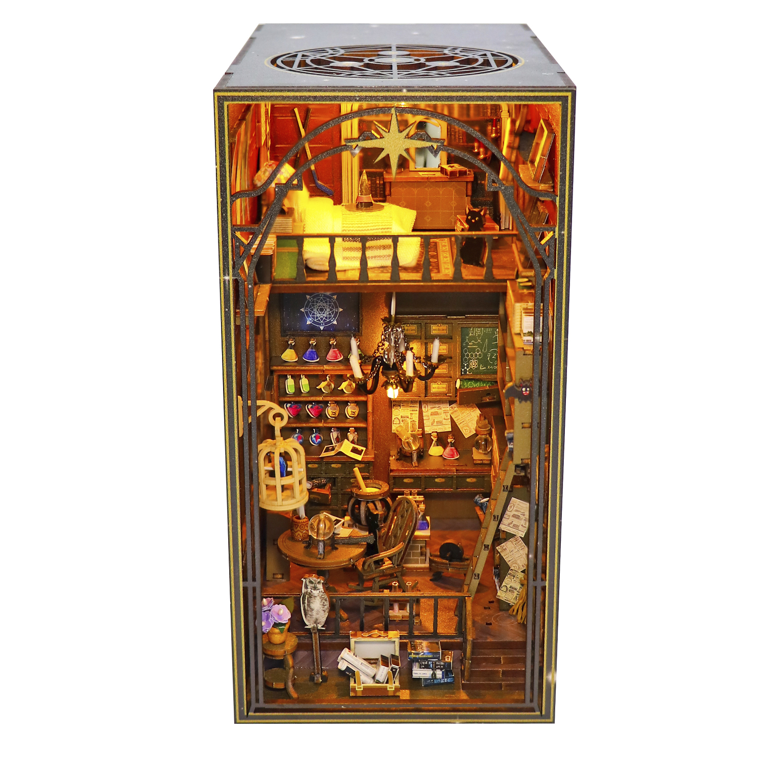 Miniatura di biblioteca da mago con libri, pozioni e un gufo.