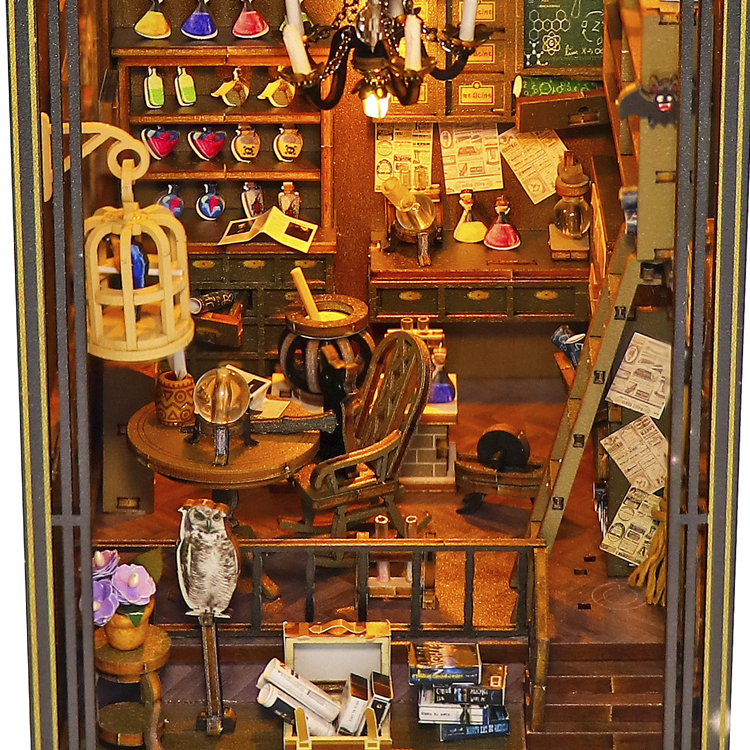 Laboratorio in miniatura con pozioni, gufo, gabbia, calderone e lavagna.