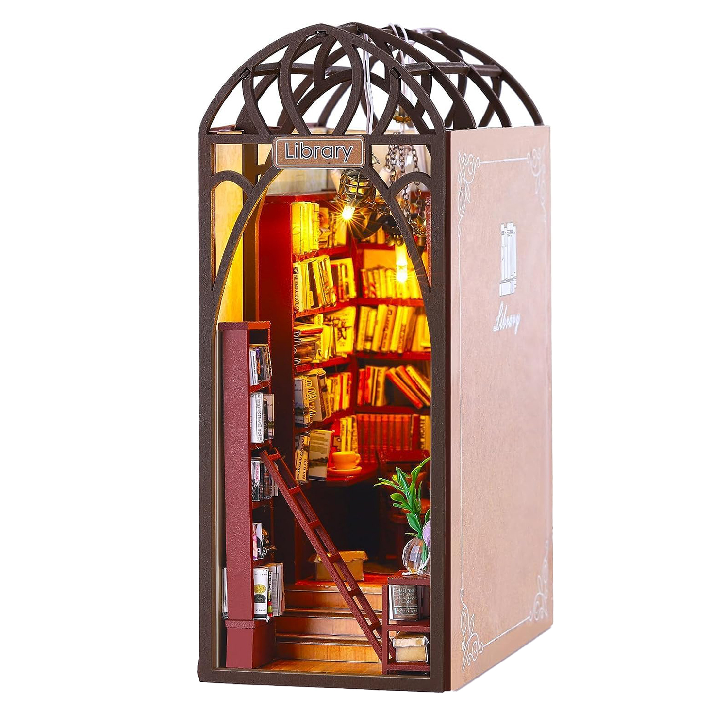 Un dettagliato modello di biblioteca con librerie, scala e illuminazione.