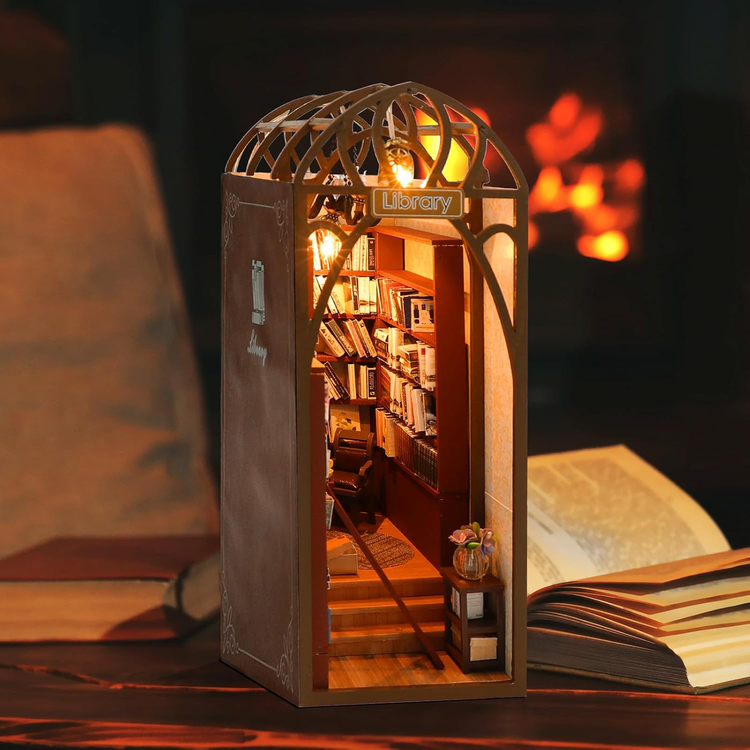 Una biblioteca in miniatura con scaffali di libri, una sedia e un cartello "Library".