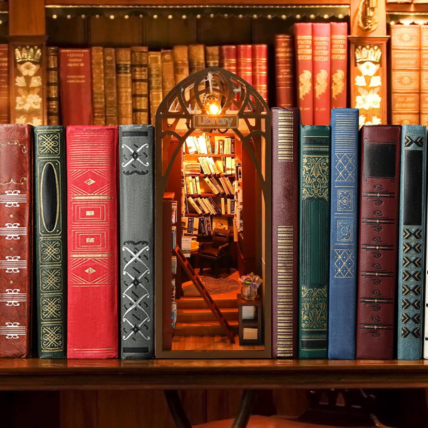 Una biblioteca in miniatura con librerie e ingresso in stile gotico.