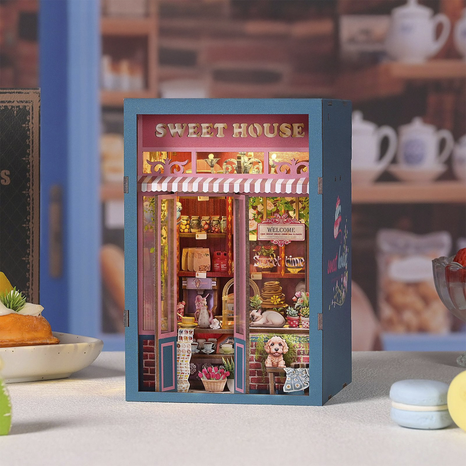 Miniatura di negozio di dolci con bambole, cibo e decorazioni. Molto dettagliato.
