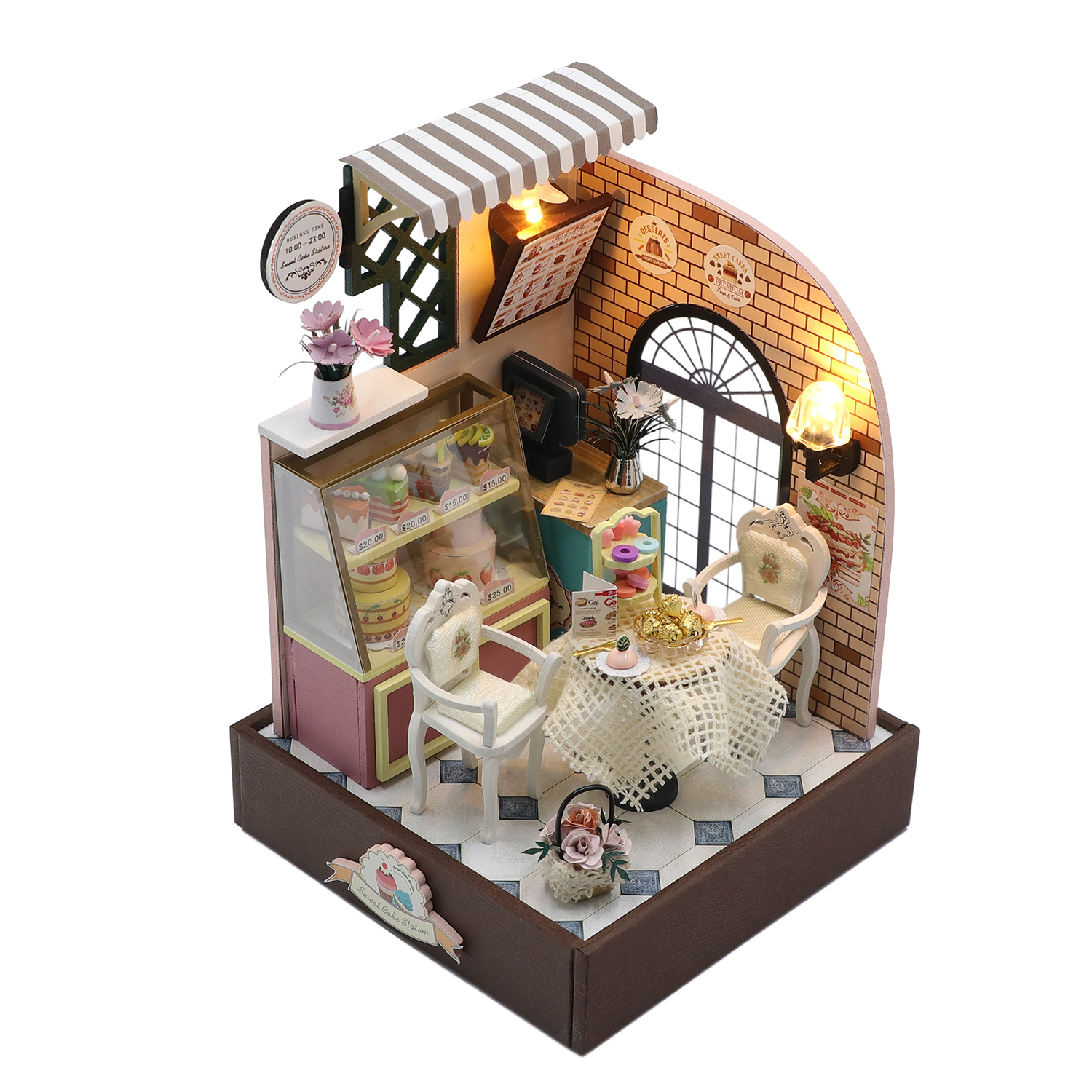 Mini Caffè con vetrina per dolci, tavoli e sedie.