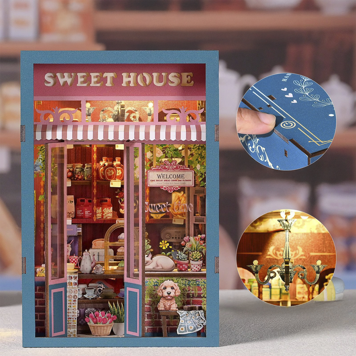 Negozio di dolci in miniatura con molti dettagli, figura di cane e cartello di benvenuto.