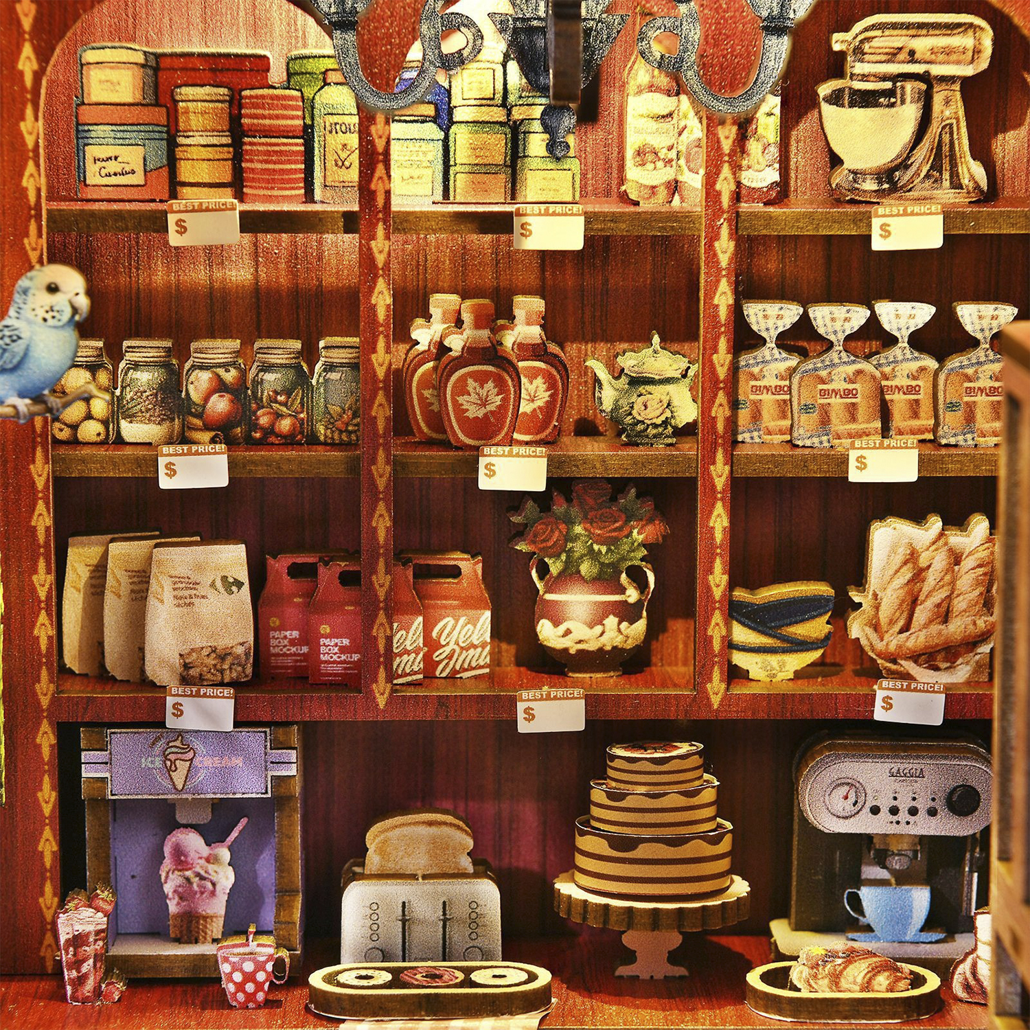 Scaffale di negozio in miniatura con cibo, uccellino azzurro, torta e macchina del caffè.