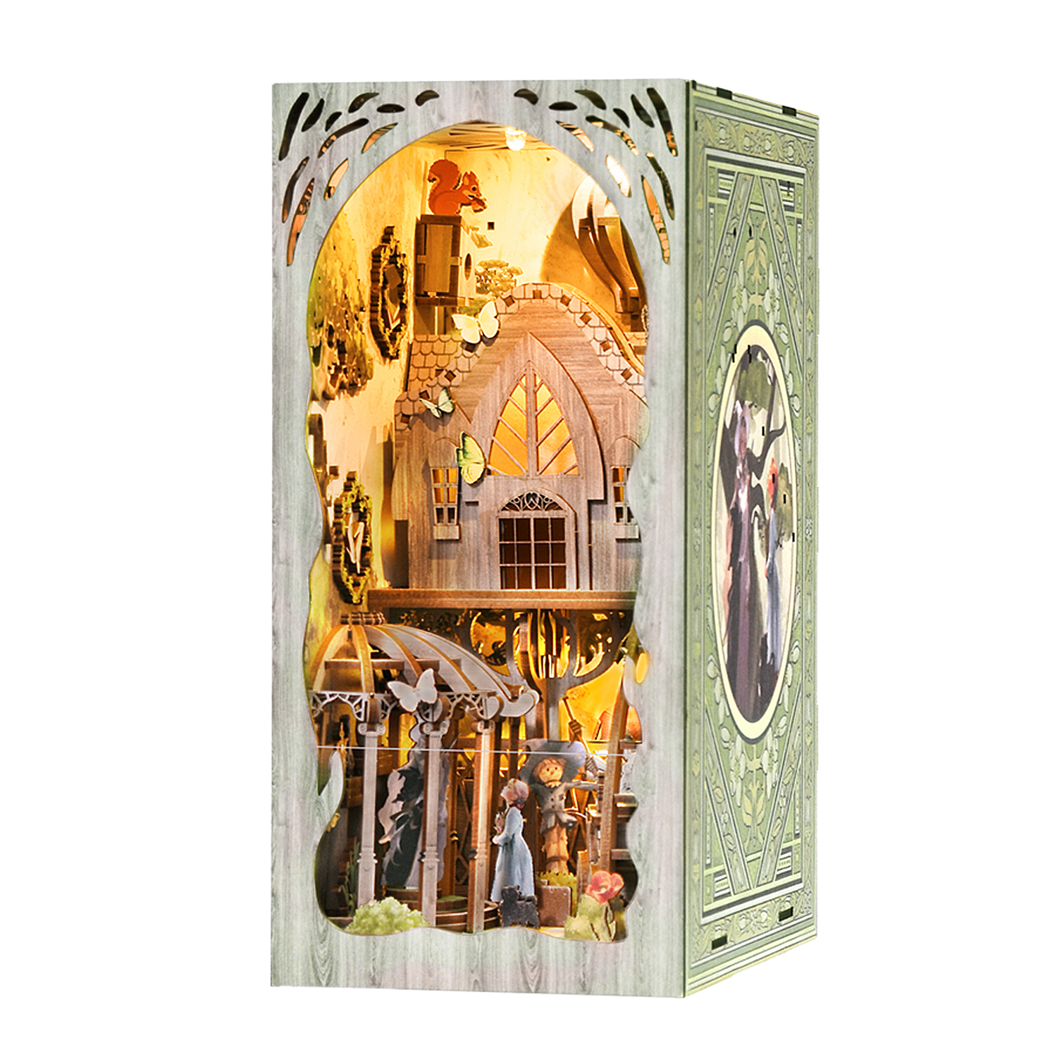 Casa in miniatura con scoiattolo, farfalle, figure e illuminazione calda.