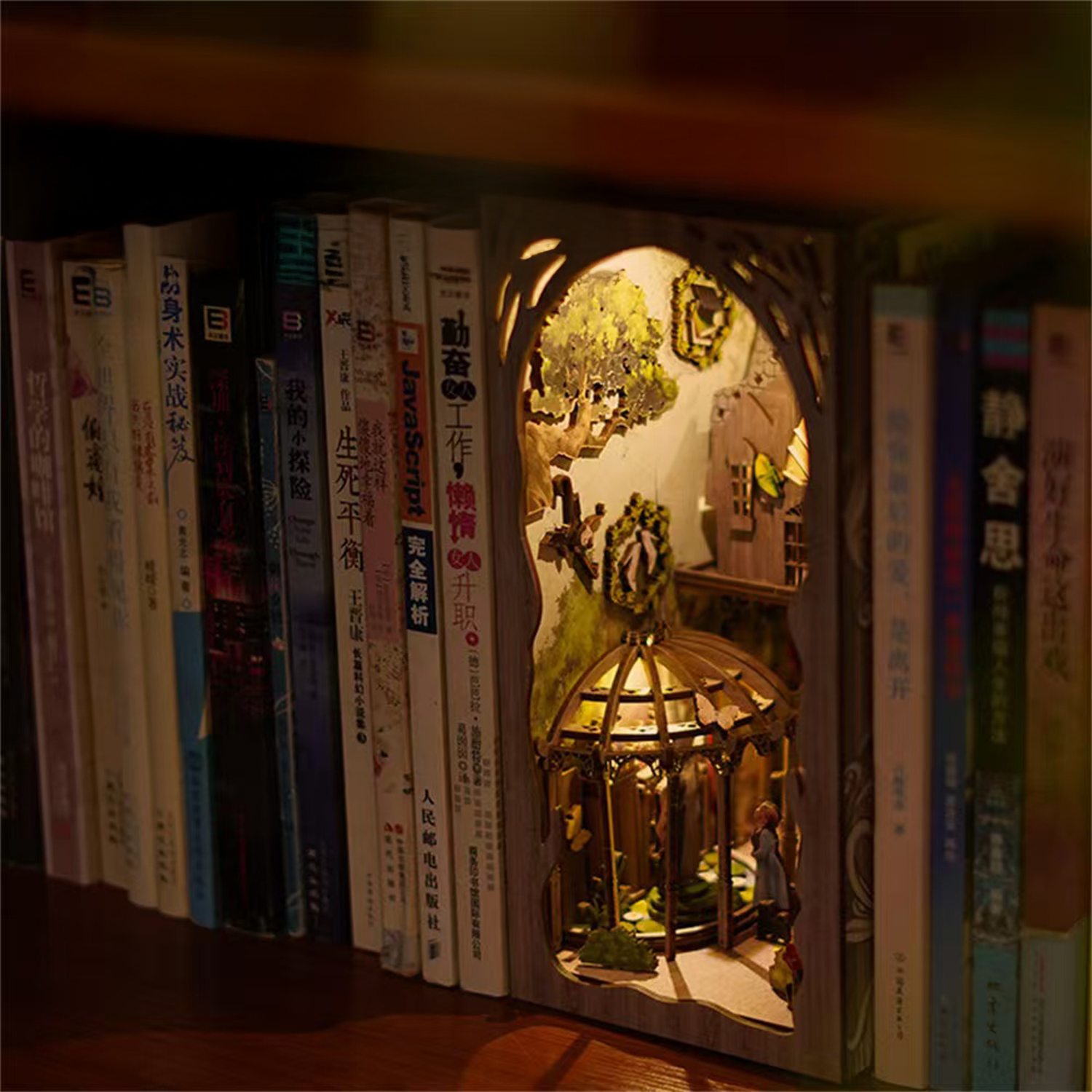 Un diorama illuminato per angolo libro con una piccola capanna e figura.