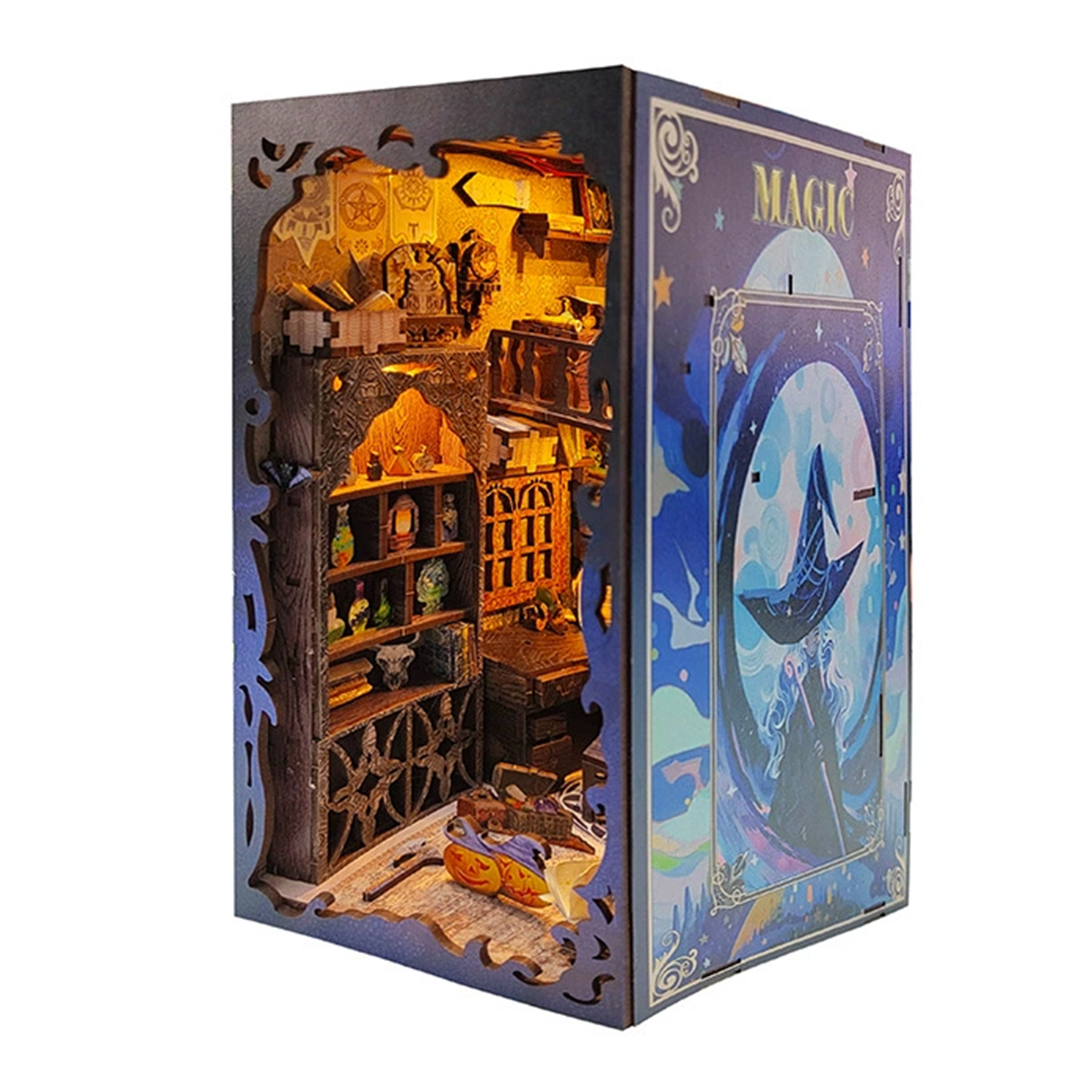 Un dettagliato modello in miniatura di una stanza magica con scaffali e decorazioni, illuminato.