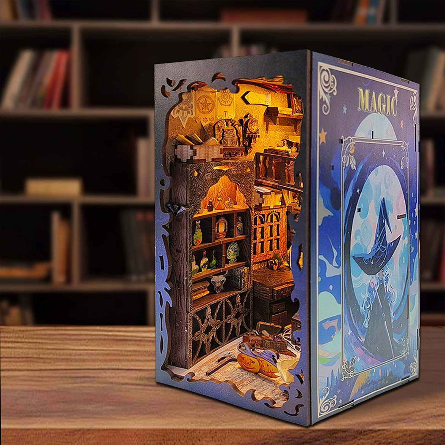 Una libreria in miniatura illuminata con artefatti magici e decorazioni di Halloween.