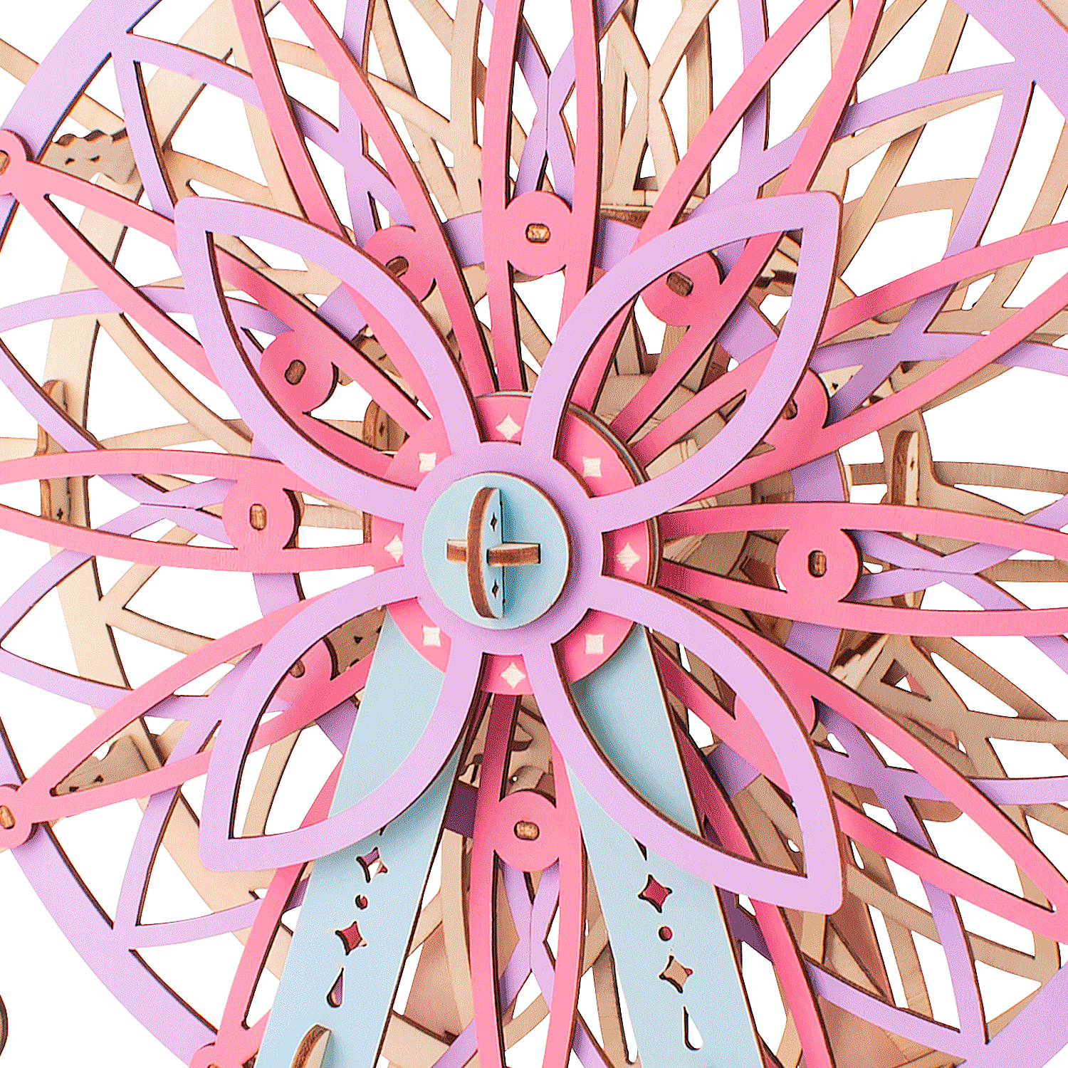 Una ruota di legno delicata e colorata con elementi rosa e azzurro chiaro.
