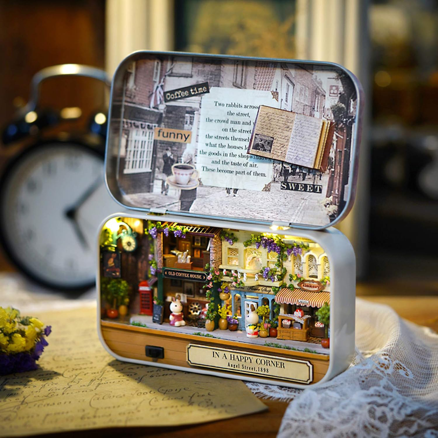 Diorama in miniatura di una scena di strada con negozi e case in una scatola.