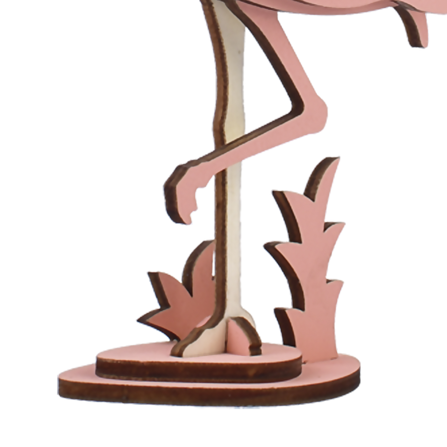 Un modello in legno di un fenicottero rosa con accenti marroni su una base.