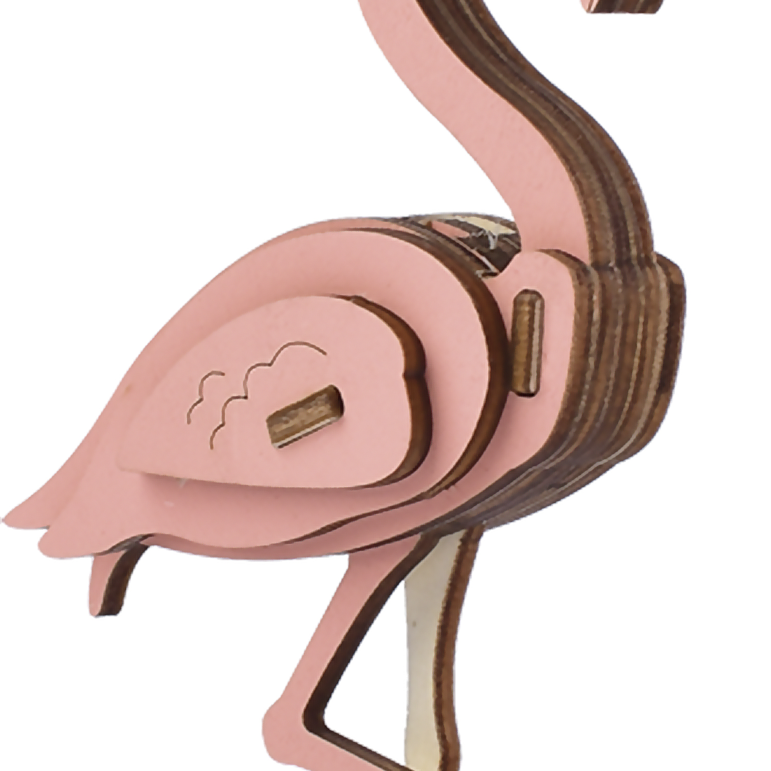Un modello di fenicottero rosa in legno sta in piedi su una gamba.
